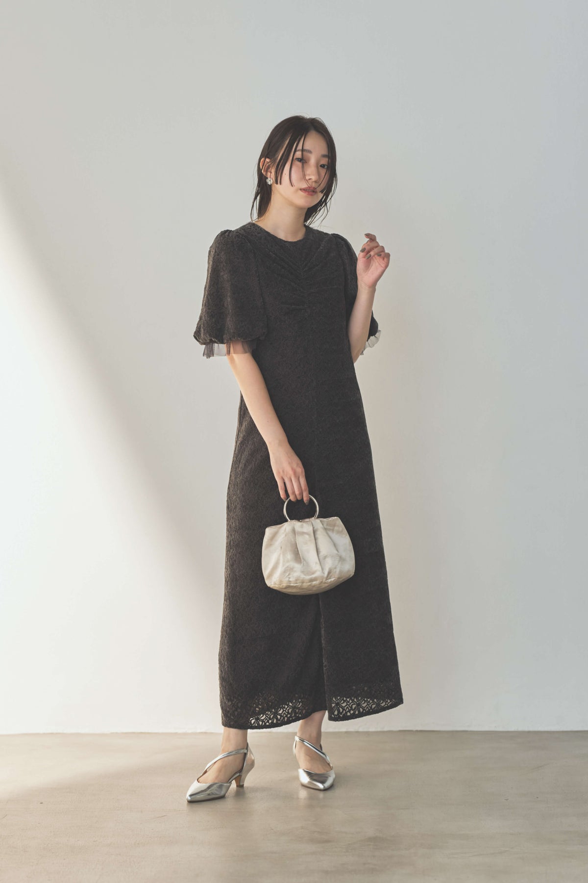 kaene  フロントギャザーフラワーモチーフドレス / 101197 結婚式用ゲストドレス gray | モデル身長160cm　着用サイズS(36)  