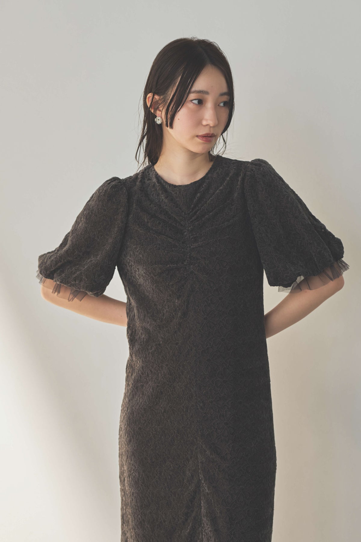 kaene  フロントギャザーフラワーモチーフドレス / 101197 結婚式用ゲストドレス gray | モデル身長160cm　着用サイズS(36)  