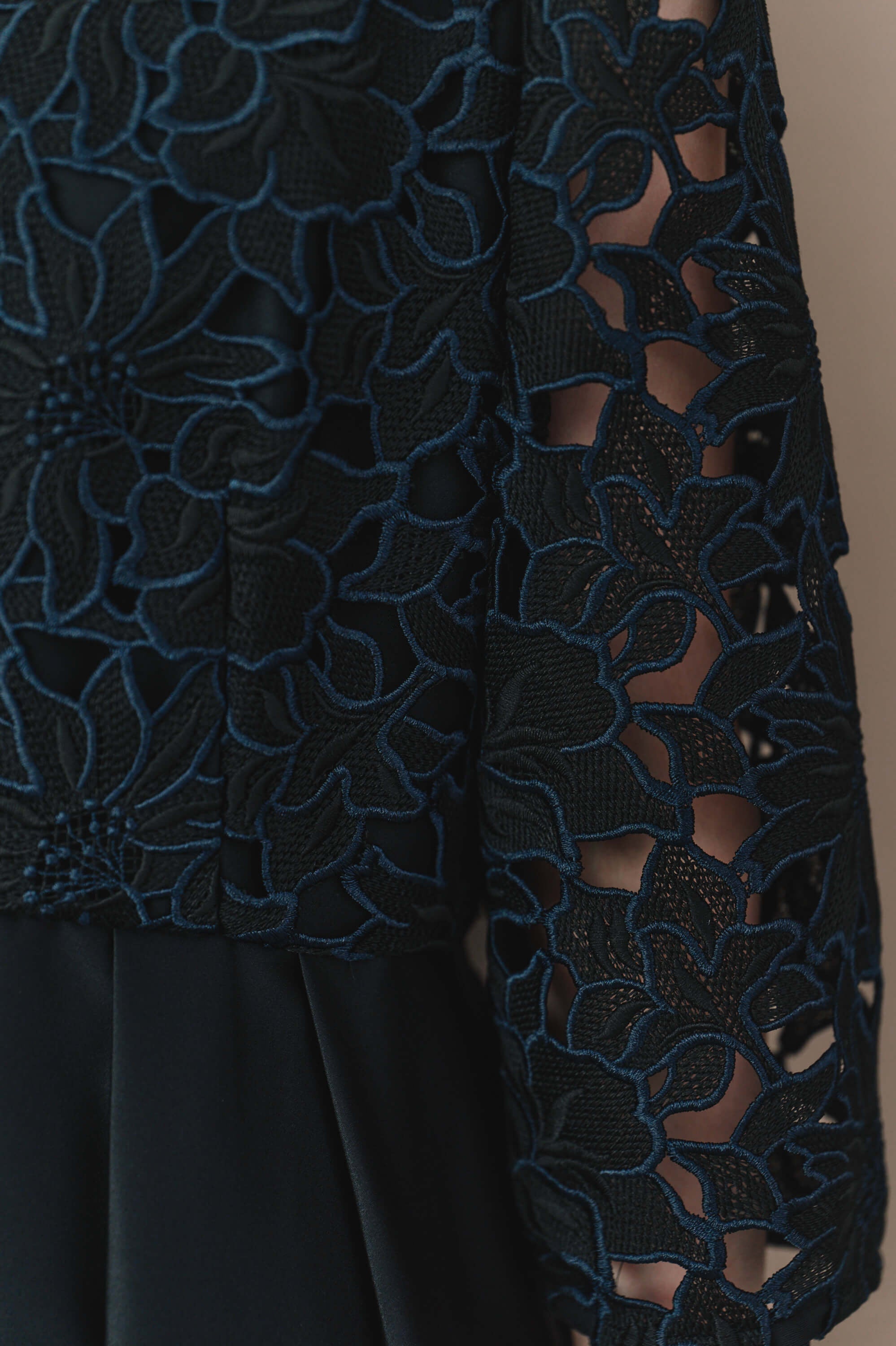 kaene コントラストレースサテンコンビドレス / 101202 | black