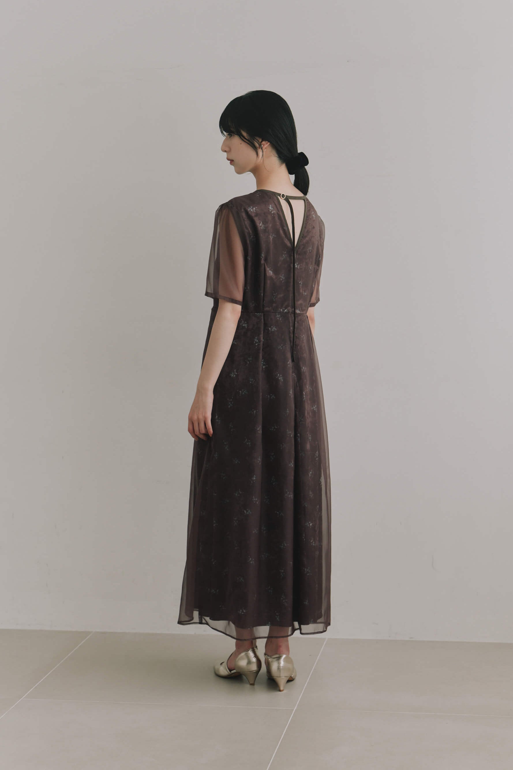 kaene  ニュアンスフラワーシアードレス / 101214 結婚式用ゲストドレス brown| モデル身長162cm　着用サイズM(38)
