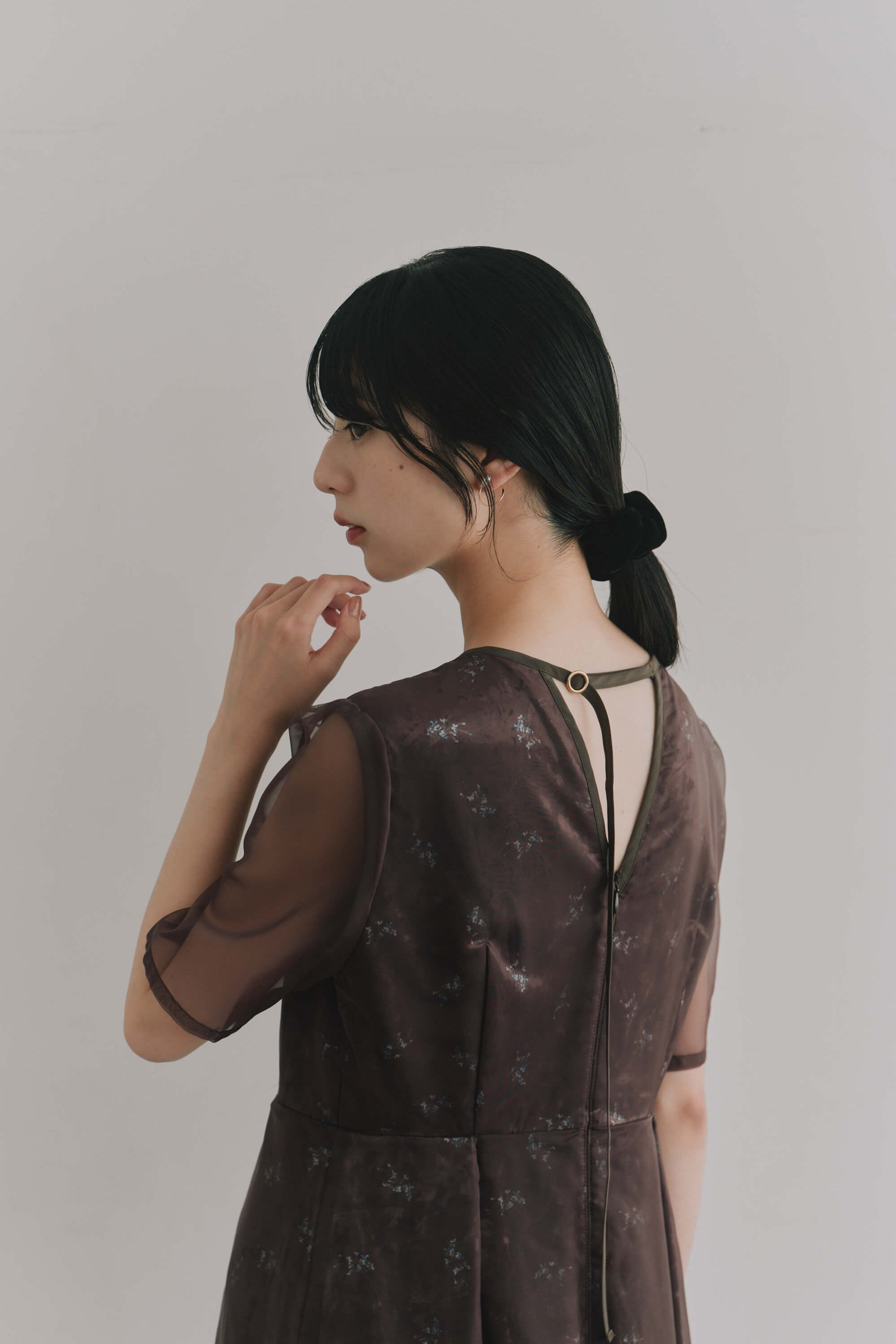kaene  ニュアンスフラワーシアードレス / 101214 結婚式用ゲストドレス brown| モデル身長162cm　着用サイズM(38)