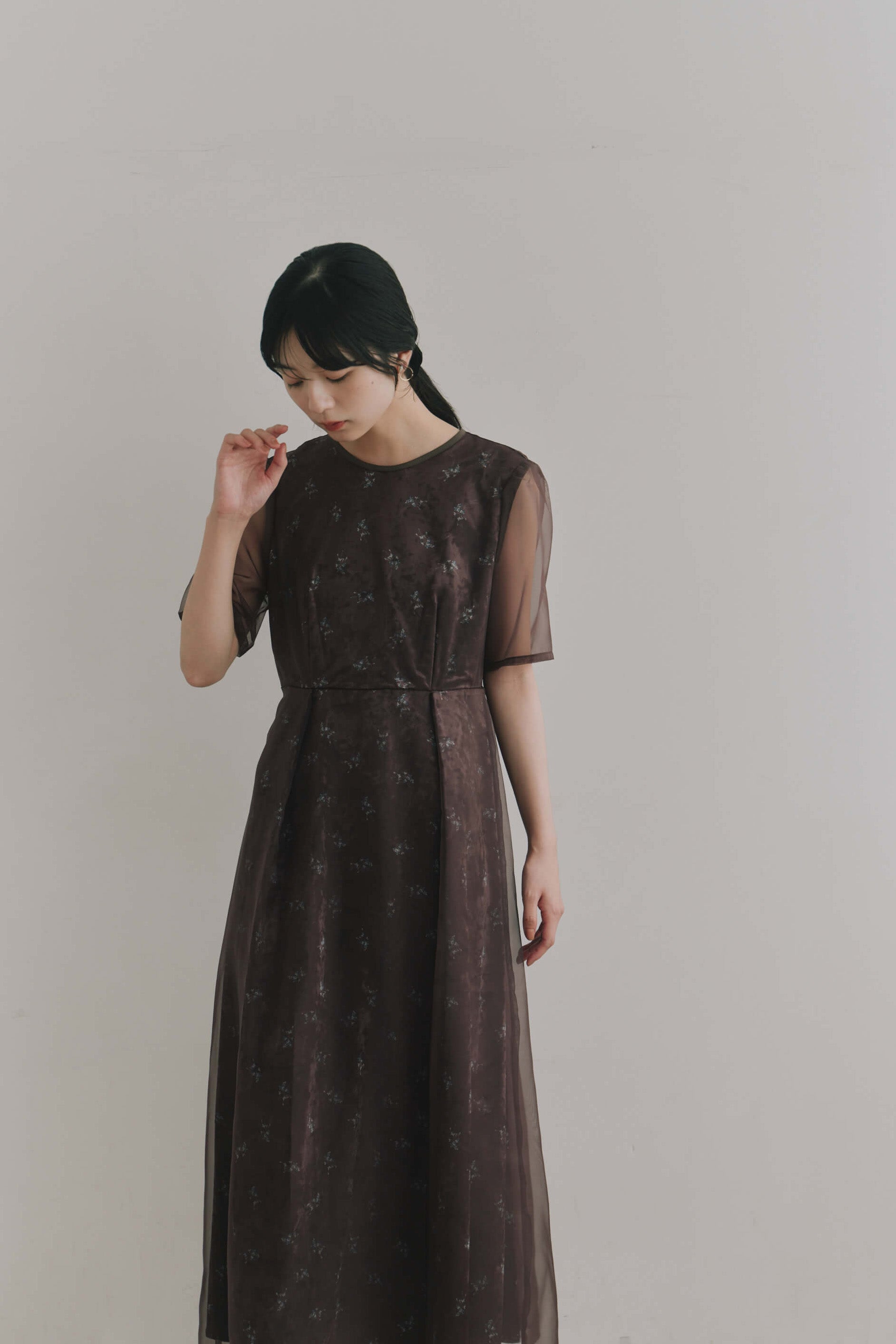 kaene  ニュアンスフラワーシアードレス / 101214 結婚式用ゲストドレス brown| モデル身長162cm　着用サイズM(38)