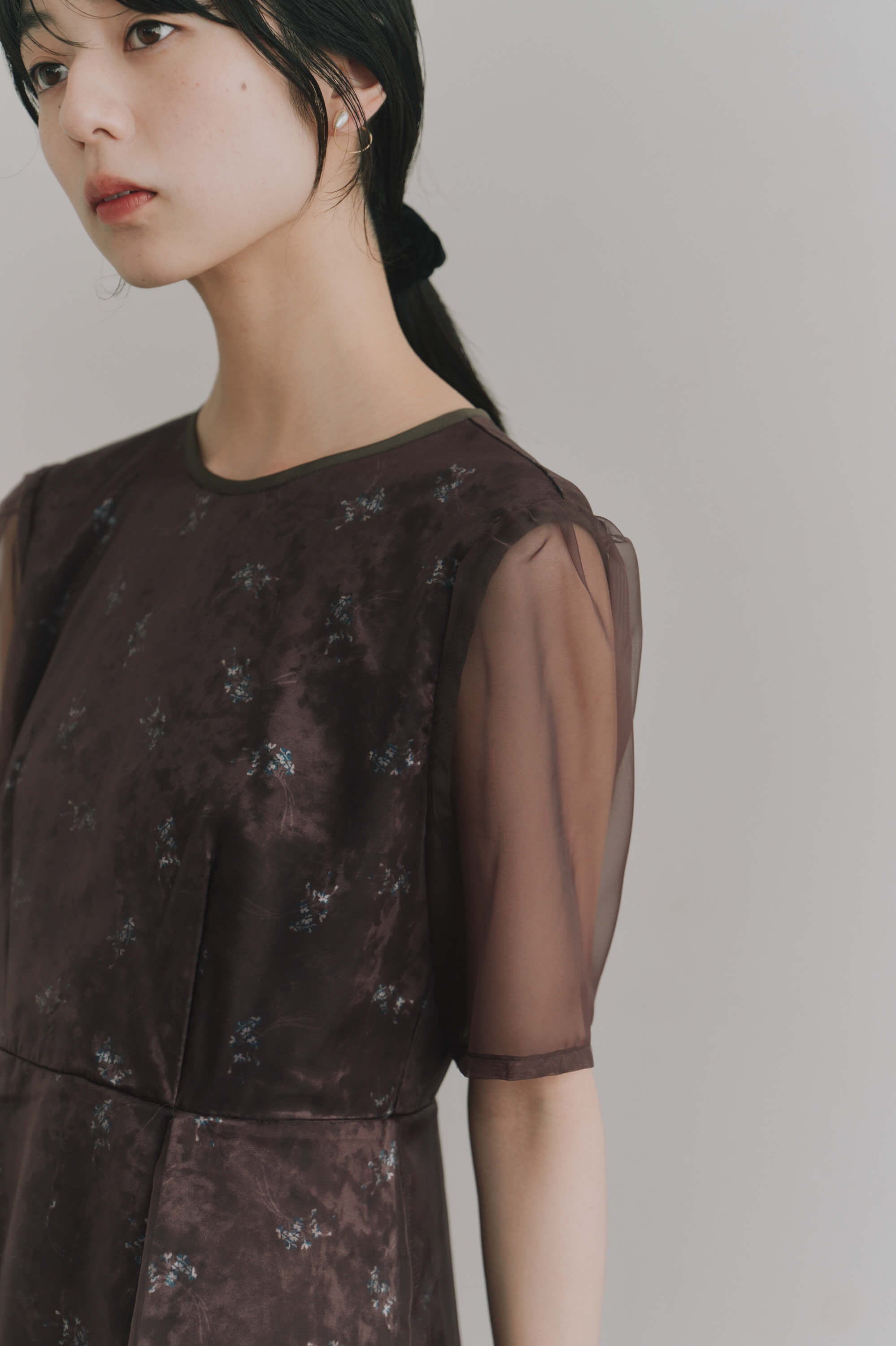 kaene  ニュアンスフラワーシアードレス / 101214 結婚式用ゲストドレス brownl| モデル身長162cm　着用サイズM(38)