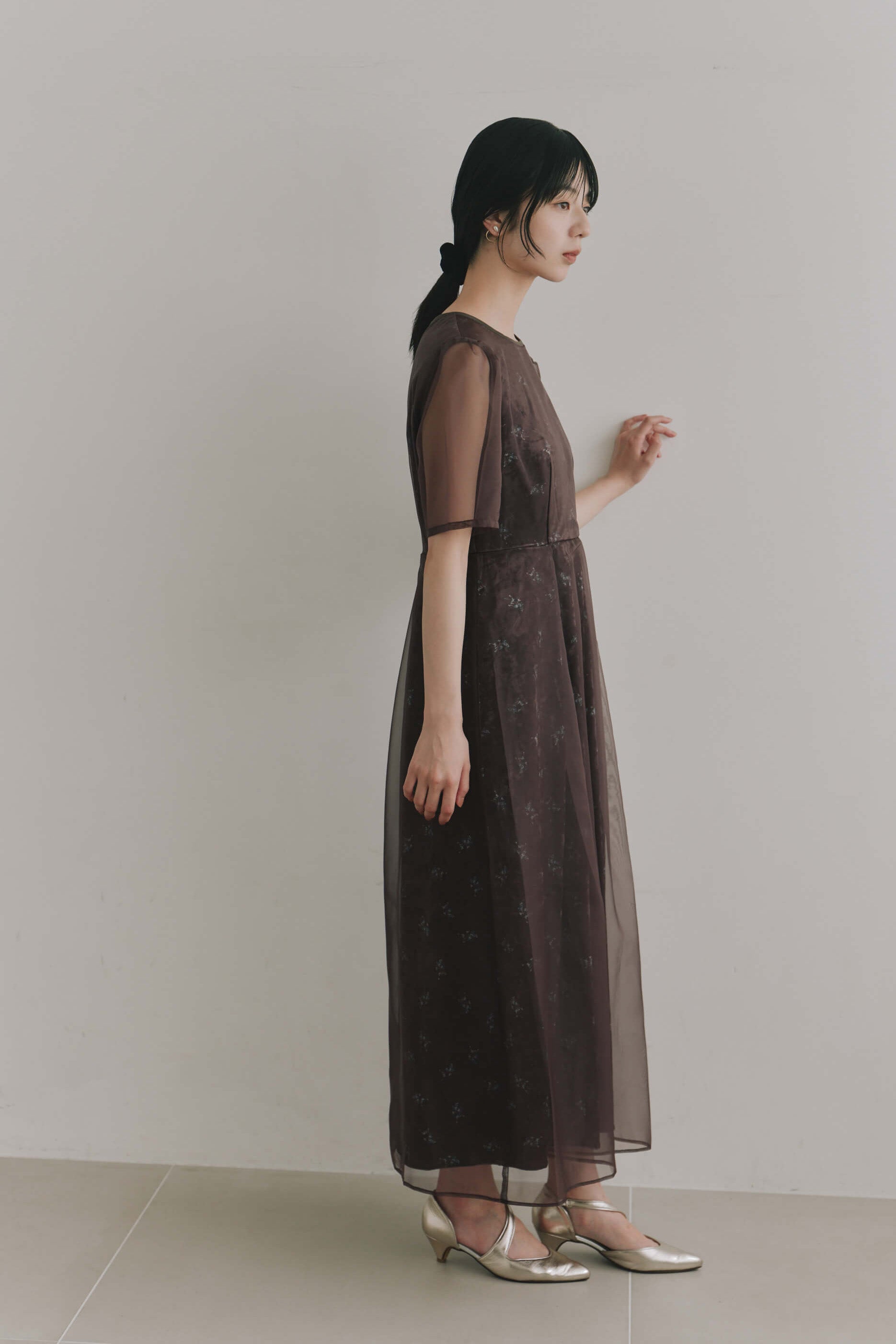 kaene  ニュアンスフラワーシアードレス / 101214 結婚式用ゲストドレス brown| モデル身長162cm　着用サイズM(38)
