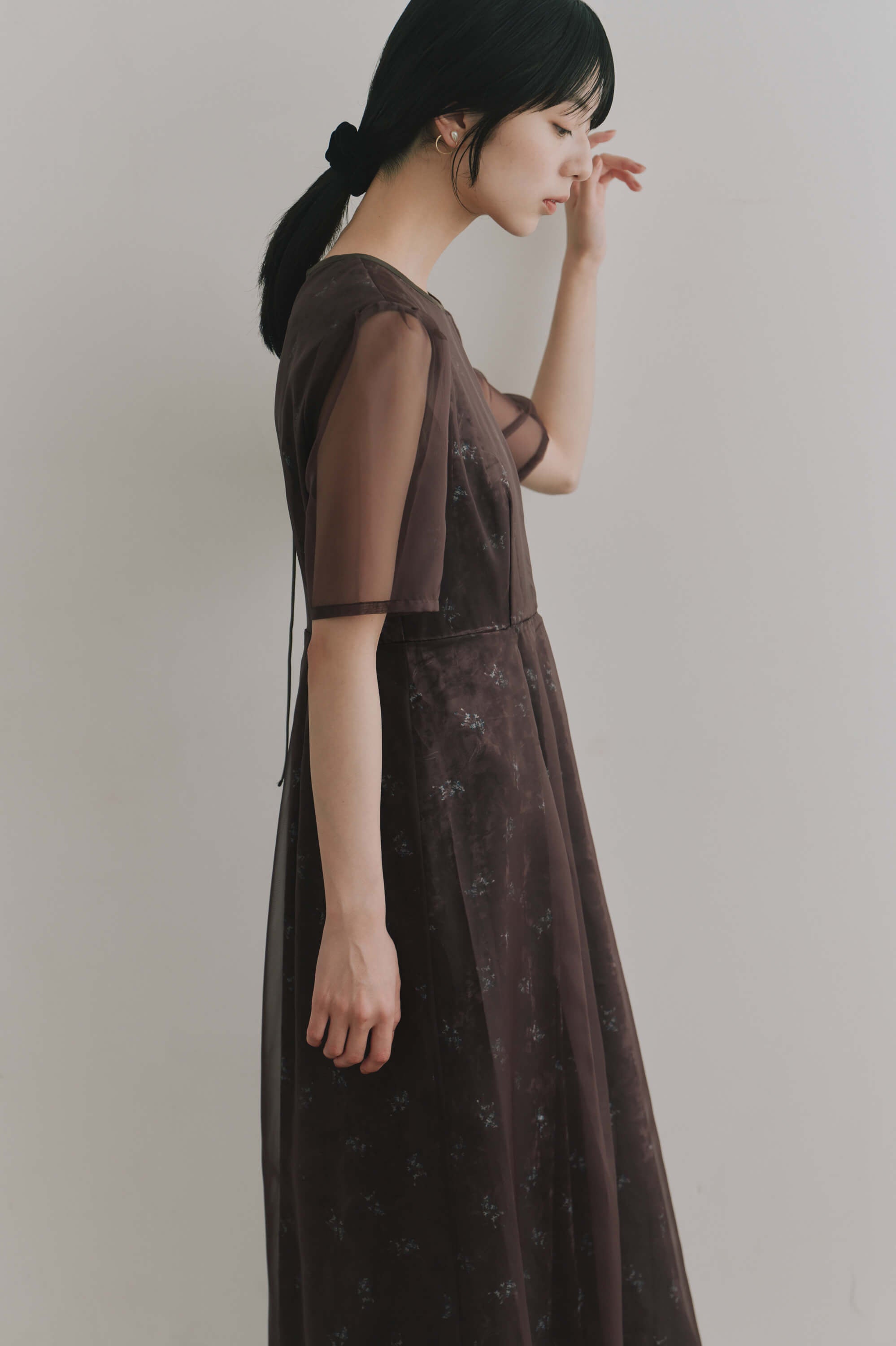 kaene  ニュアンスフラワーシアードレス / 101214 結婚式用ゲストドレス brown| モデル身長162cm　着用サイズM(38)