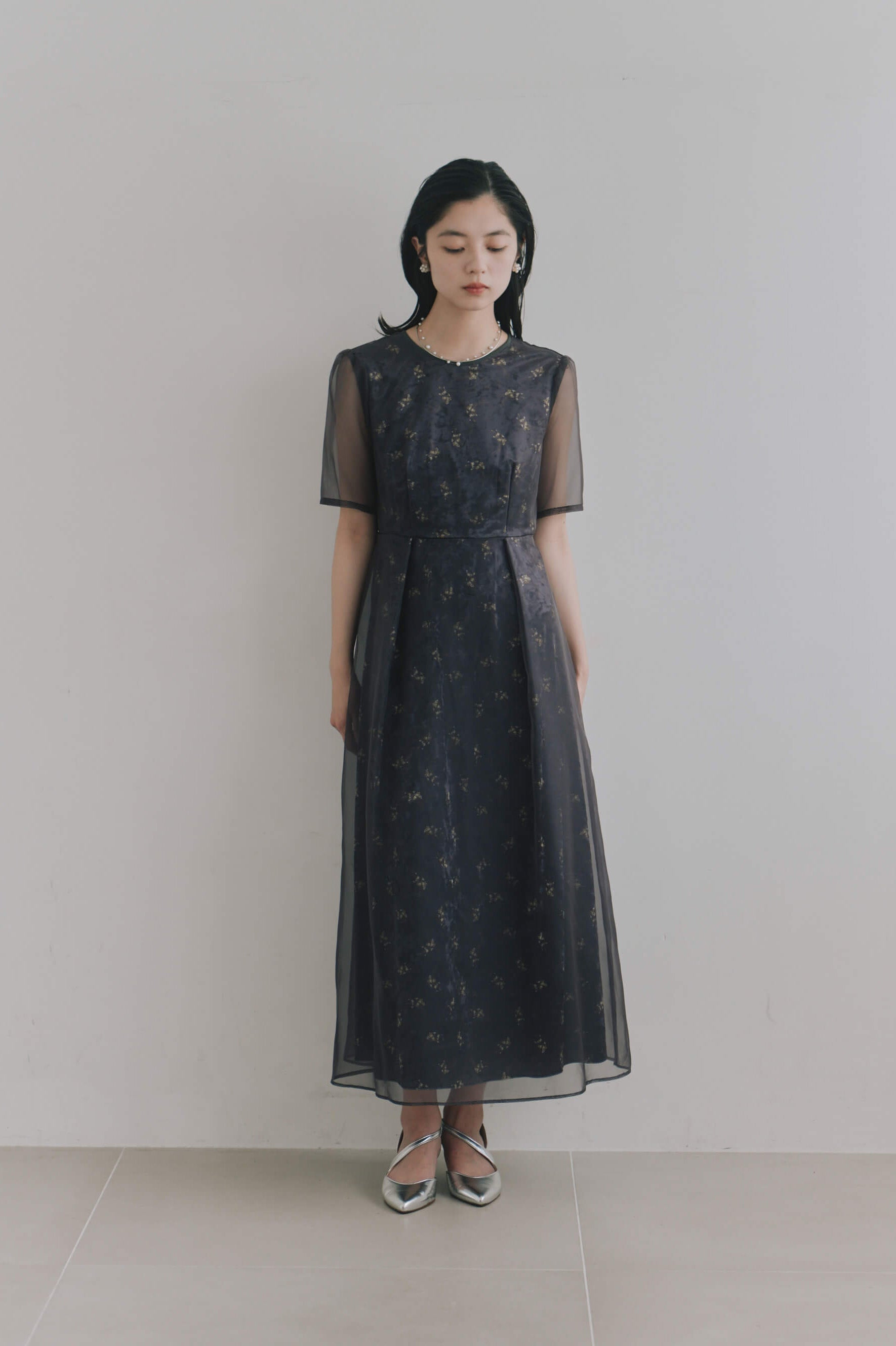 kaene  ニュアンスフラワーシアードレス / 101214 結婚式用ゲストドレス charcoal| モデル身長162cm　着用サイズS(36)