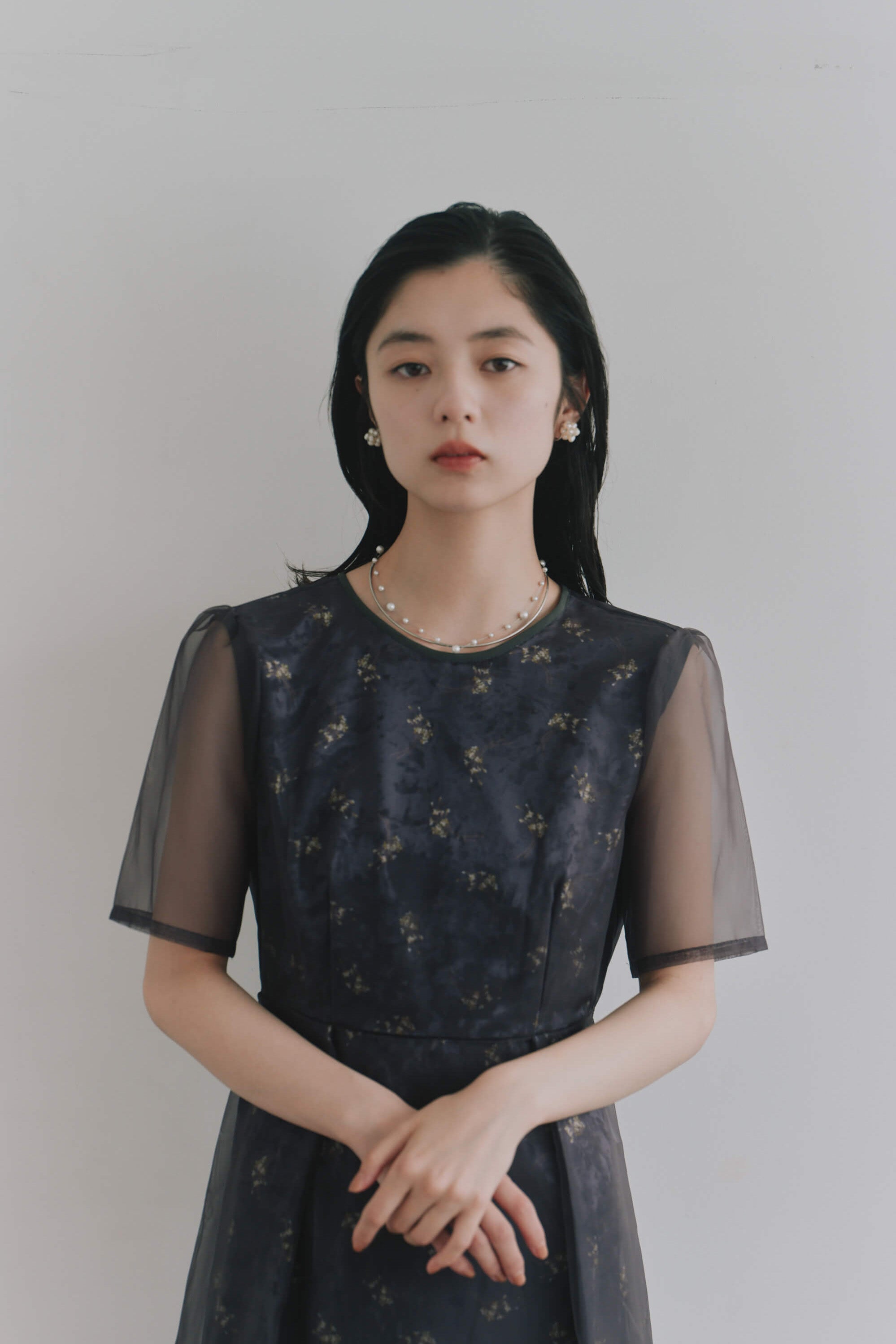 kaene  ニュアンスフラワーシアードレス / 101214 結婚式用ゲストドレス charcoal| モデル身長162cm　着用サイズS(36)