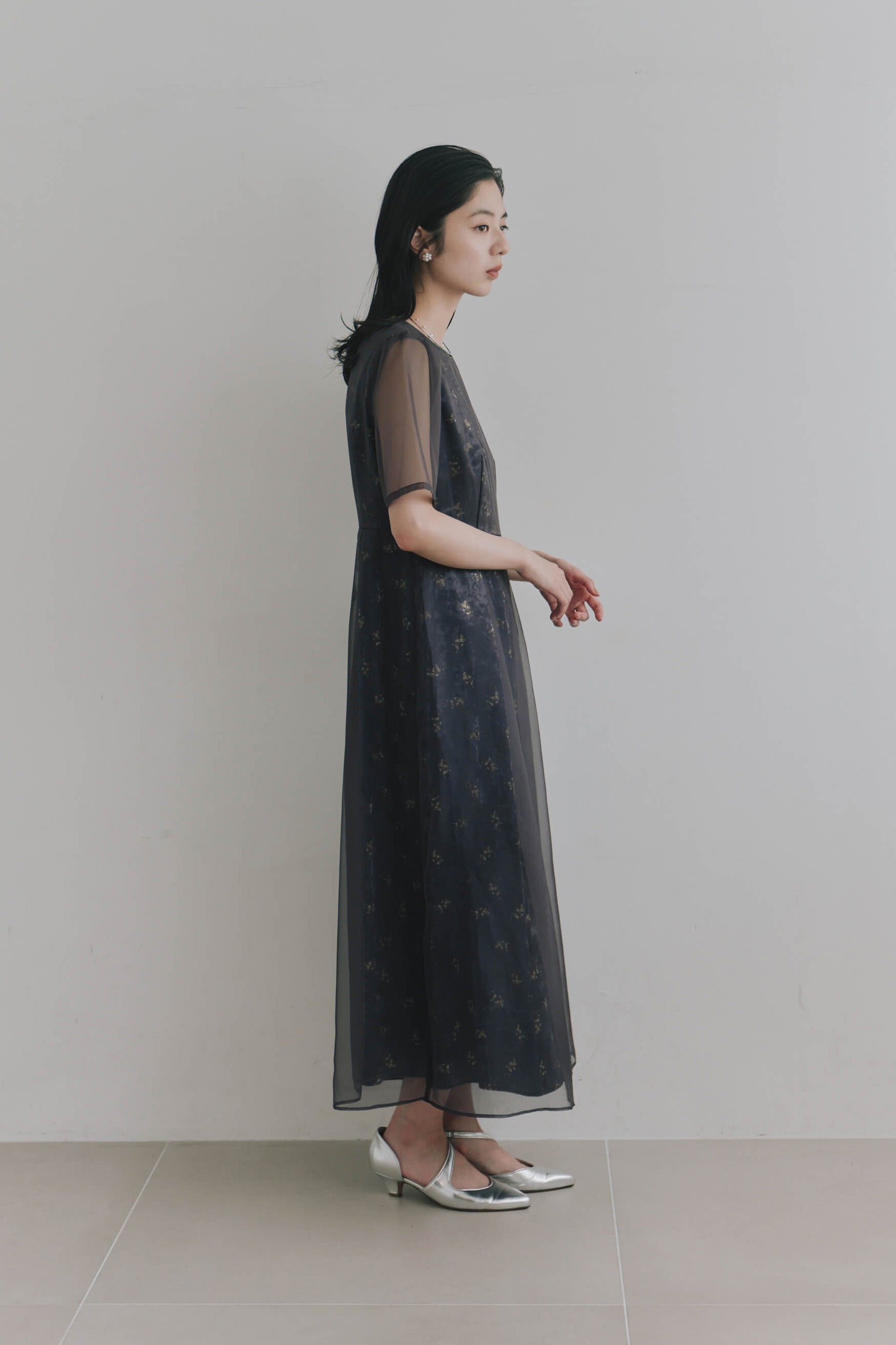 kaene  ニュアンスフラワーシアードレス / 101214 結婚式用ゲストドレス charcoal| モデル身長162cm　着用サイズS(36)