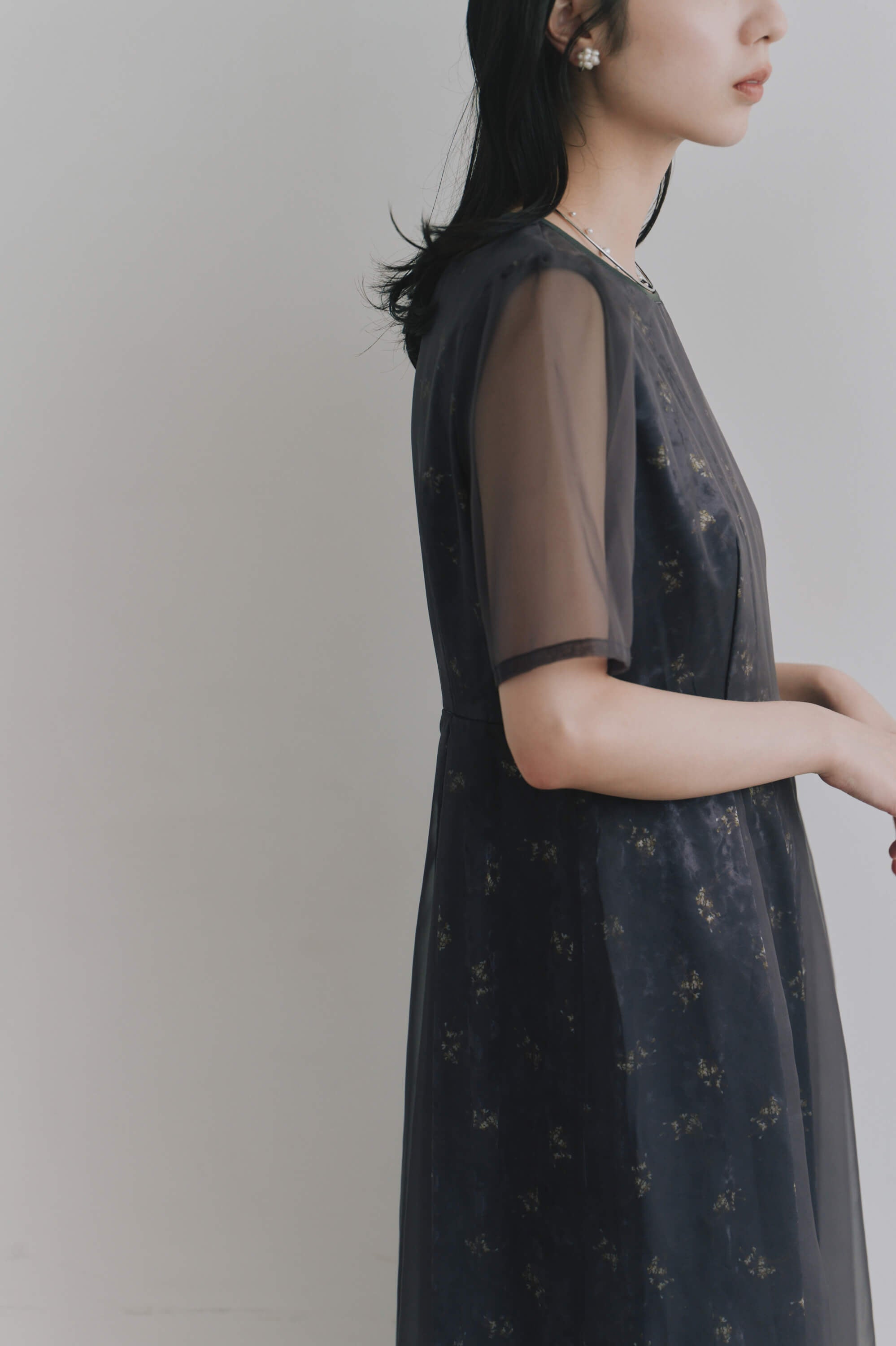 kaene  ニュアンスフラワーシアードレス / 101214 結婚式用ゲストドレス charcoal| モデル身長162cm　着用サイズS(36)