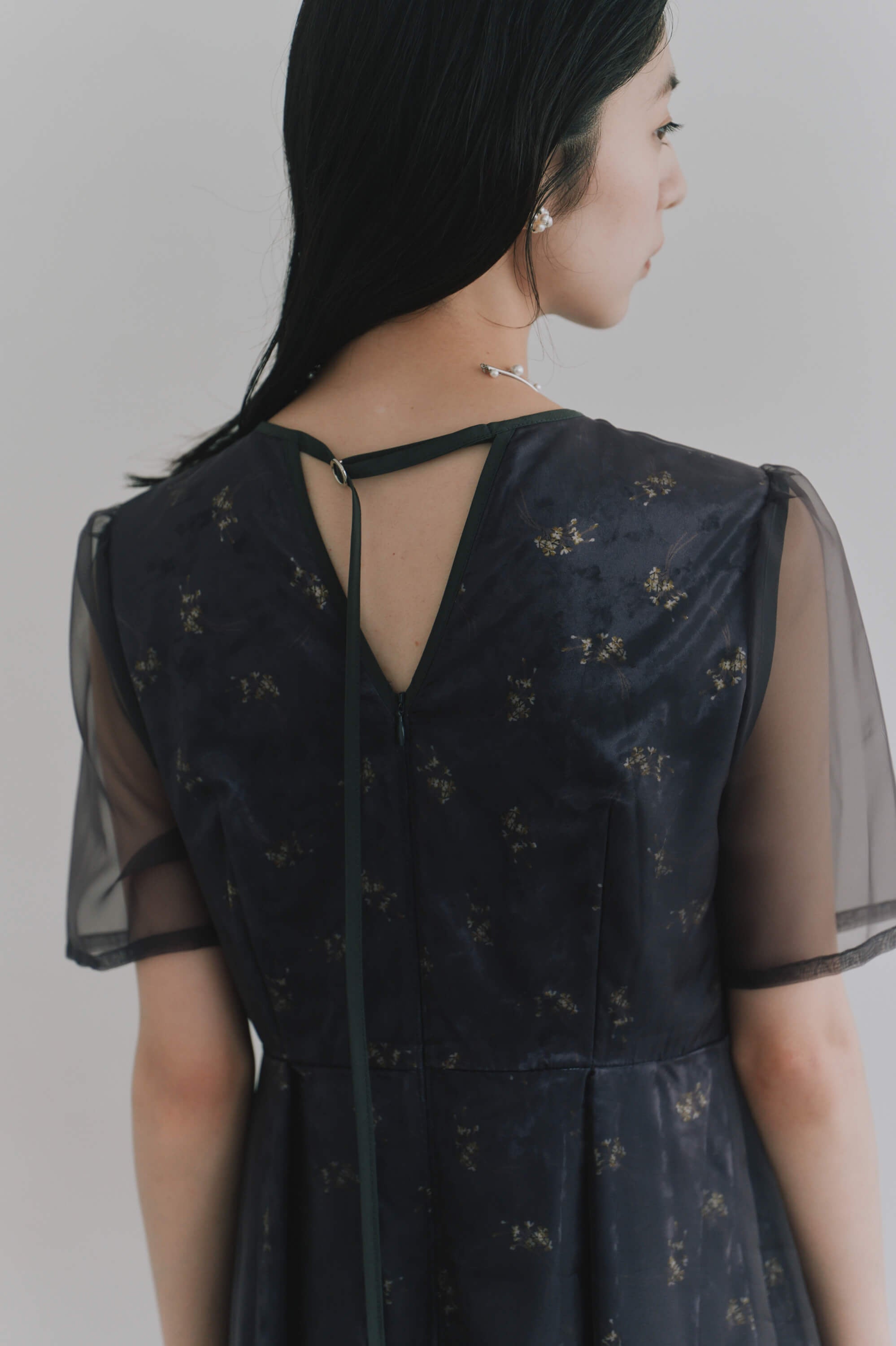 kaene  ニュアンスフラワーシアードレス / 101214 結婚式用ゲストドレス charcoal| モデル身長162cm　着用サイズS(36)