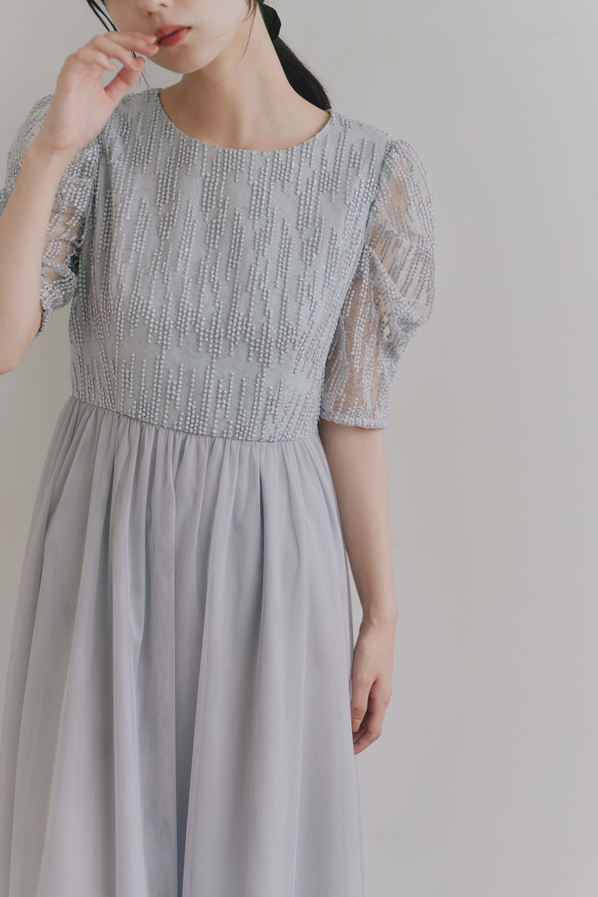 kaene  スパンコールラインチュールドレス / 101218 結婚式用ゲストドレス bluegray | モデル身長162cm　着用サイズS(36)  