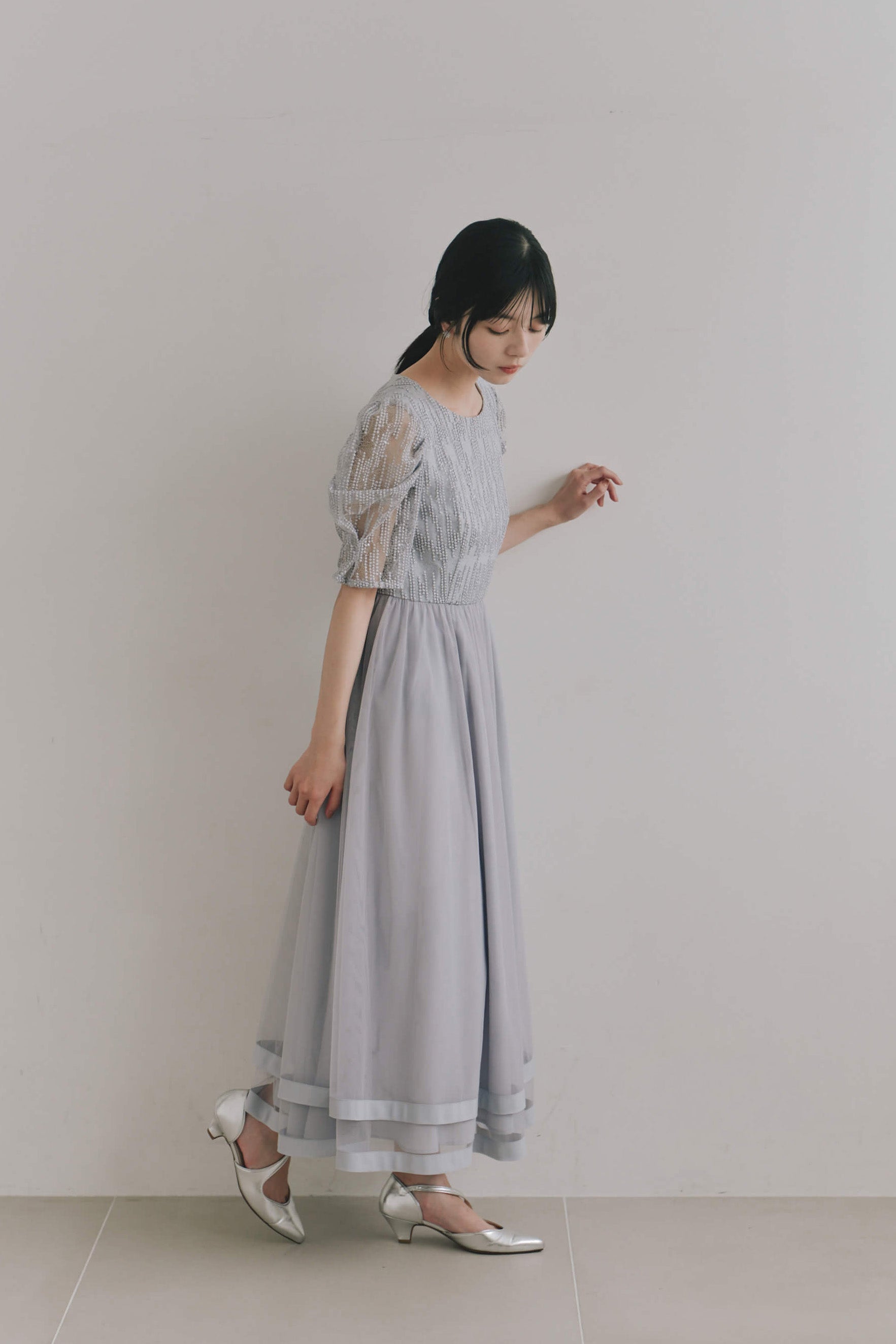 kaene  スパンコールラインチュールドレス / 101218 結婚式用ゲストドレス bluegray | モデル身長162cm　着用サイズS(36)  