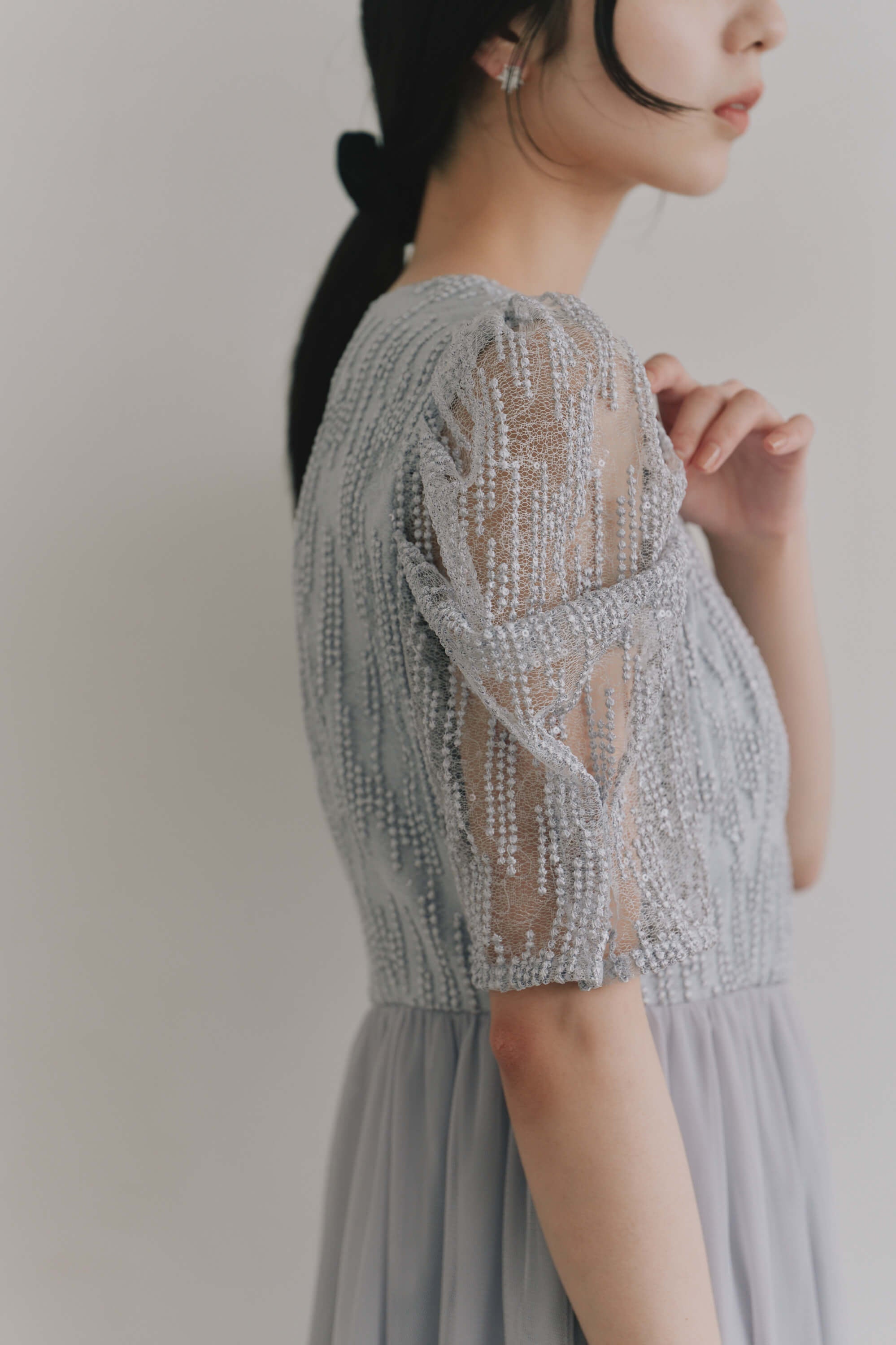kaene  スパンコールラインチュールドレス / 101218 結婚式用ゲストドレス bluegray | モデル身長162cm　着用サイズS(36)  