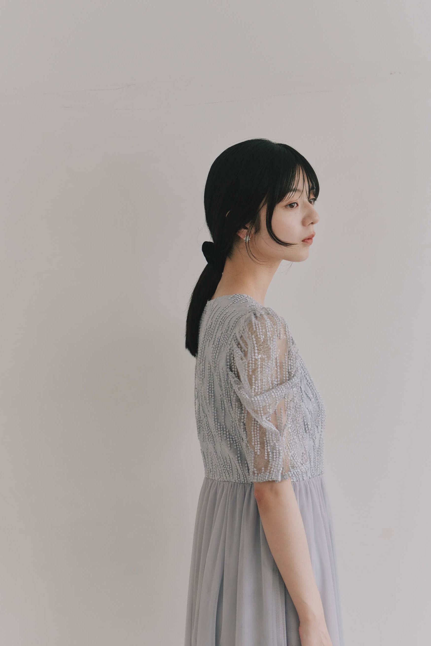 kaene  スパンコールラインチュールドレス / 101218 結婚式用ゲストドレス bluegray | モデル身長162cm　着用サイズS(36)  