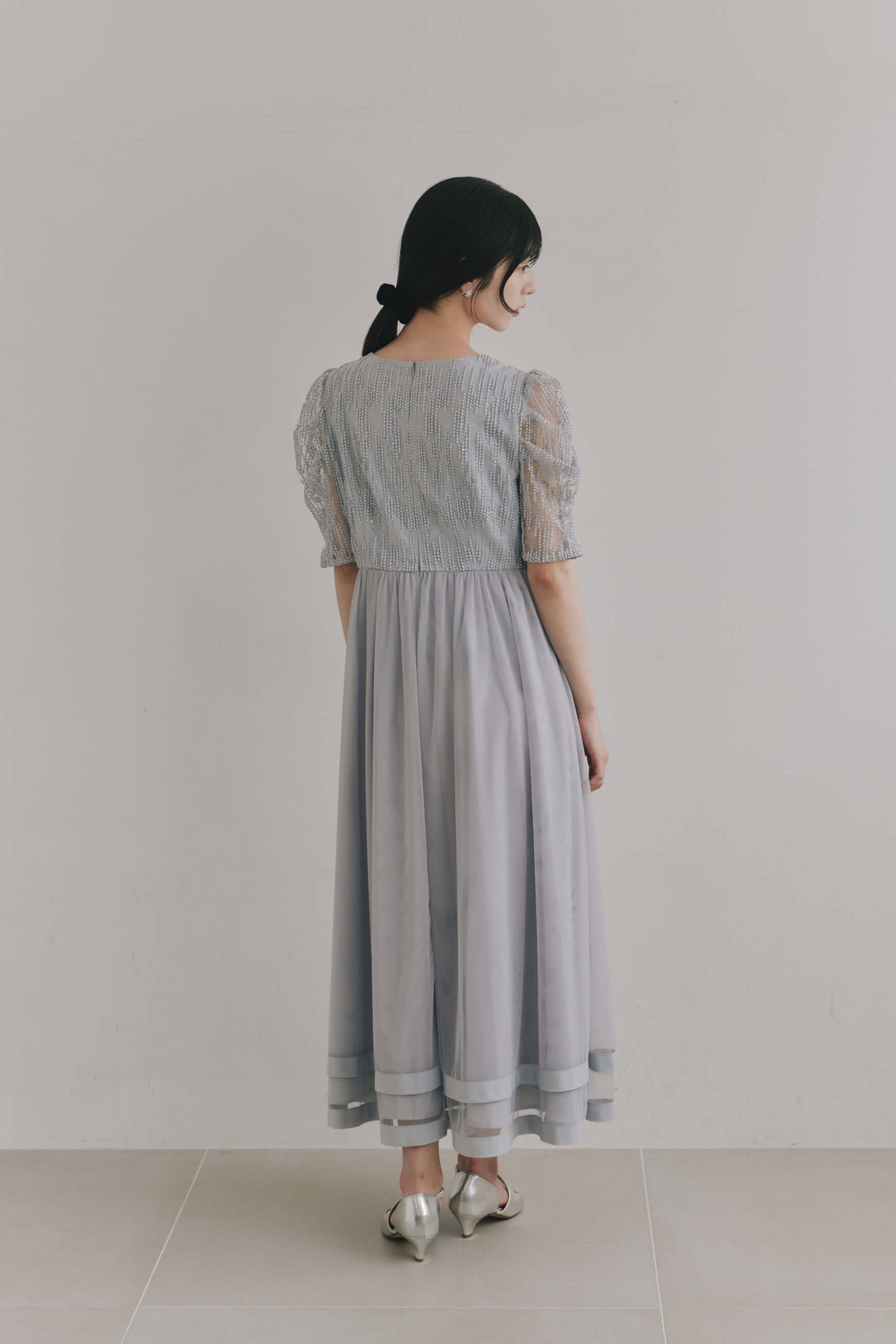 kaene  スパンコールラインチュールドレス / 101218 結婚式用ゲストドレス bluegray | モデル身長162cm　着用サイズS(36)  