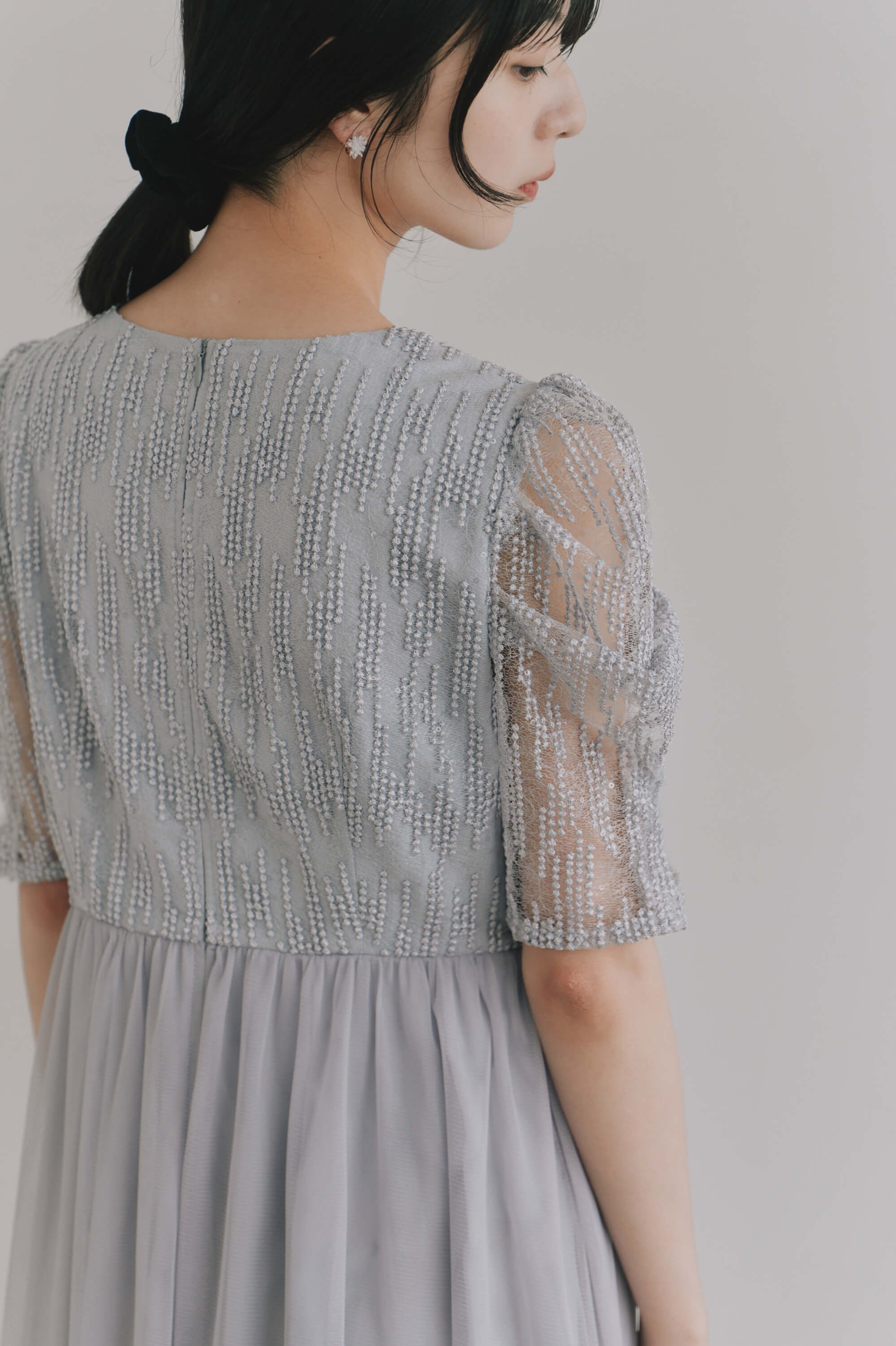 kaene  スパンコールラインチュールドレス / 101218 結婚式用ゲストドレス bluegray | モデル身長162cm　着用サイズS(36)  