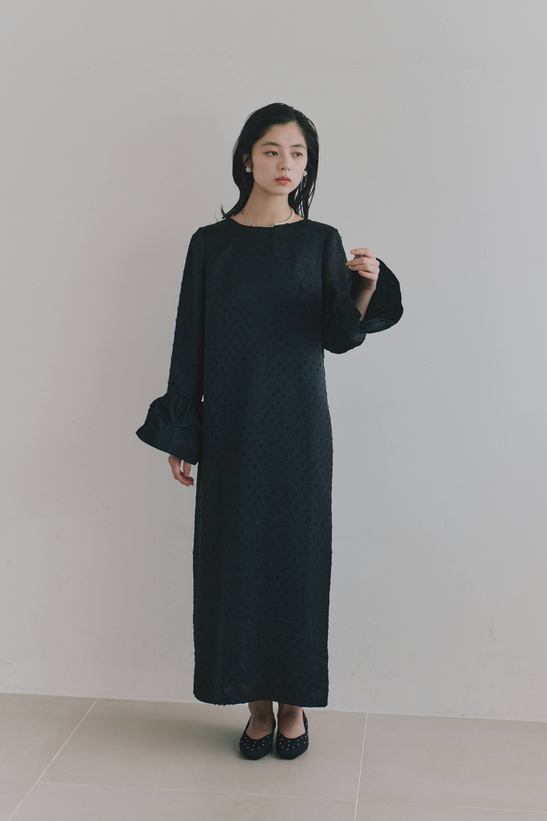 kaene  スモックカフスドビードレス / 101221 結婚式用ドレス ブラック | モデル身長162cm　着用サイズM(38)  