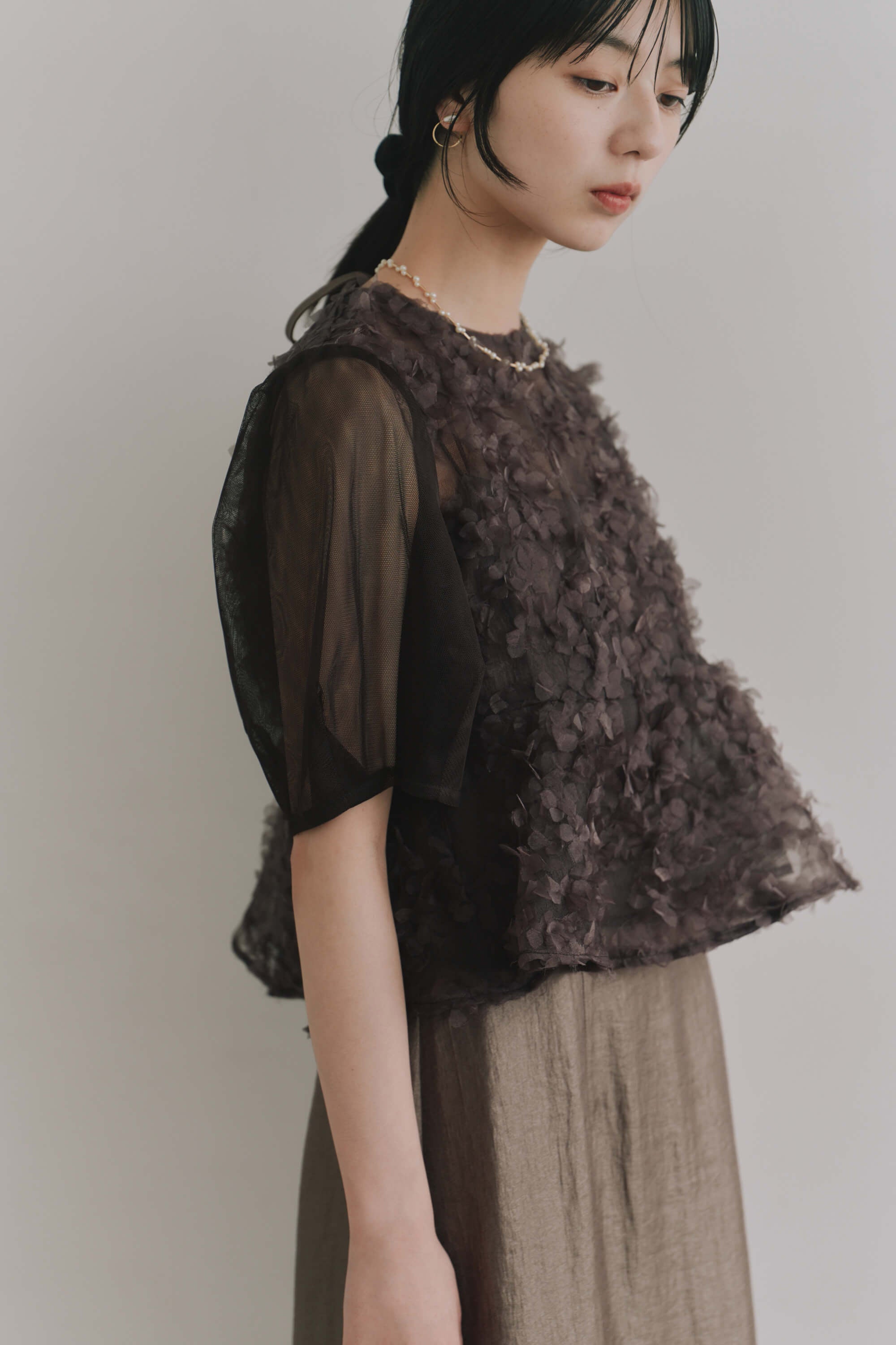kaene  フラワーペタルレイヤードドレス / 101224 結婚式用ゲストドレス brown | モデル身長162cm　着用サイズS(36)  ※サンプル着用
