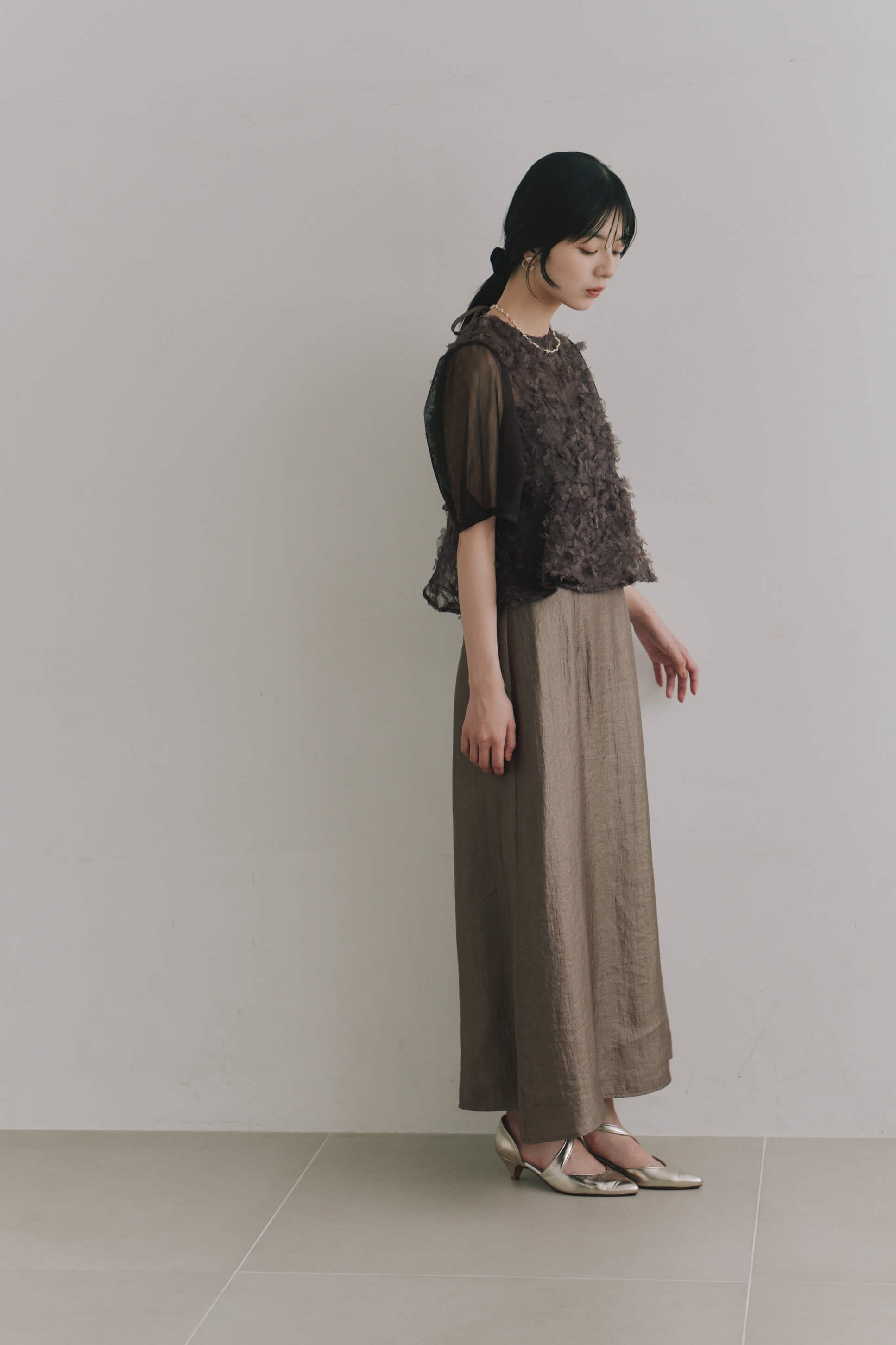kaene  フラワーペタルレイヤードドレス / 101224 結婚式用ゲストドレス brown | モデル身長162cm　着用サイズS(36)  ※サンプル着用