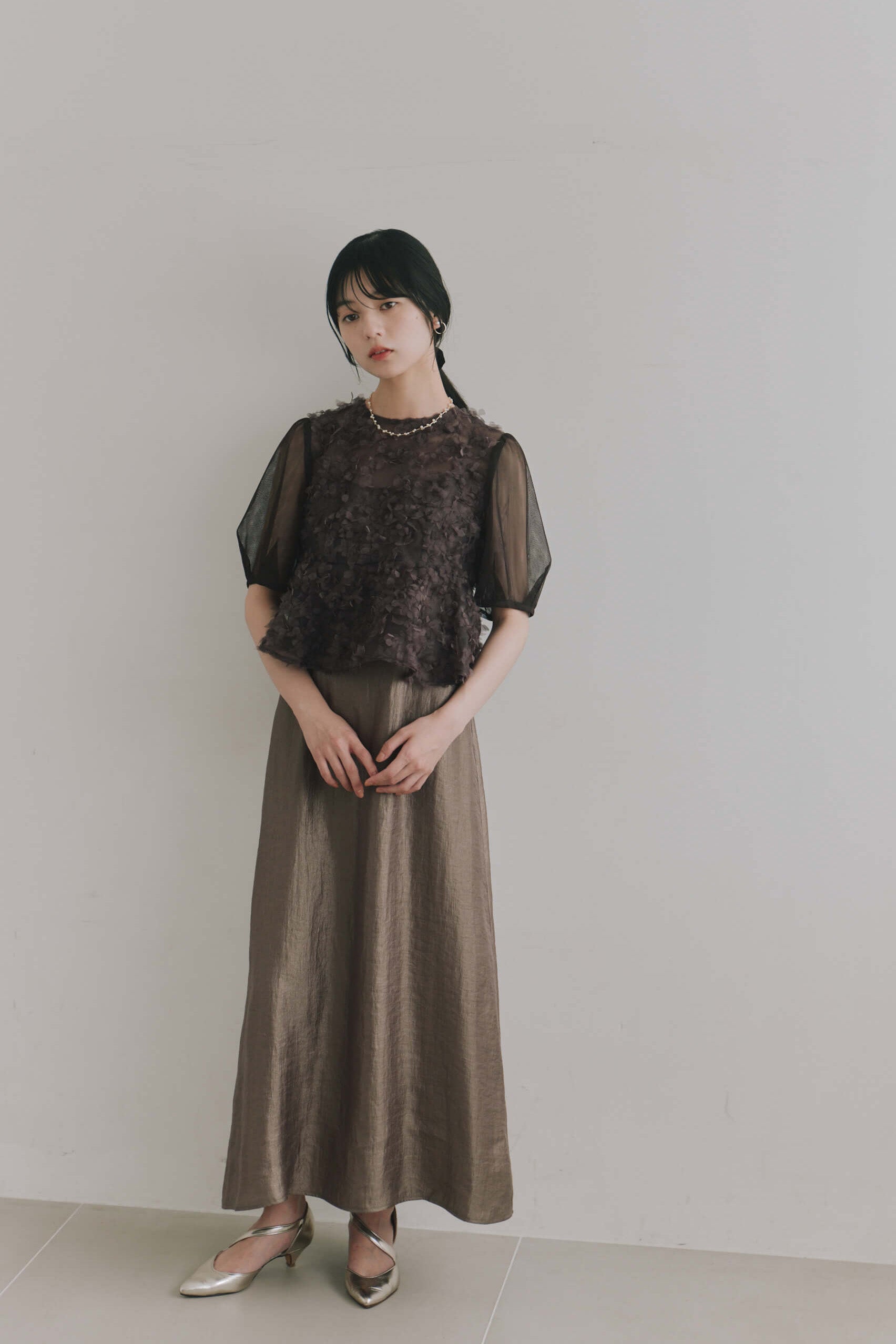 kaene  フラワーペタルレイヤードドレス / 101224 結婚式用ゲストドレス brown | モデル身長162cm　着用サイズS(36)  ※サンプル着用