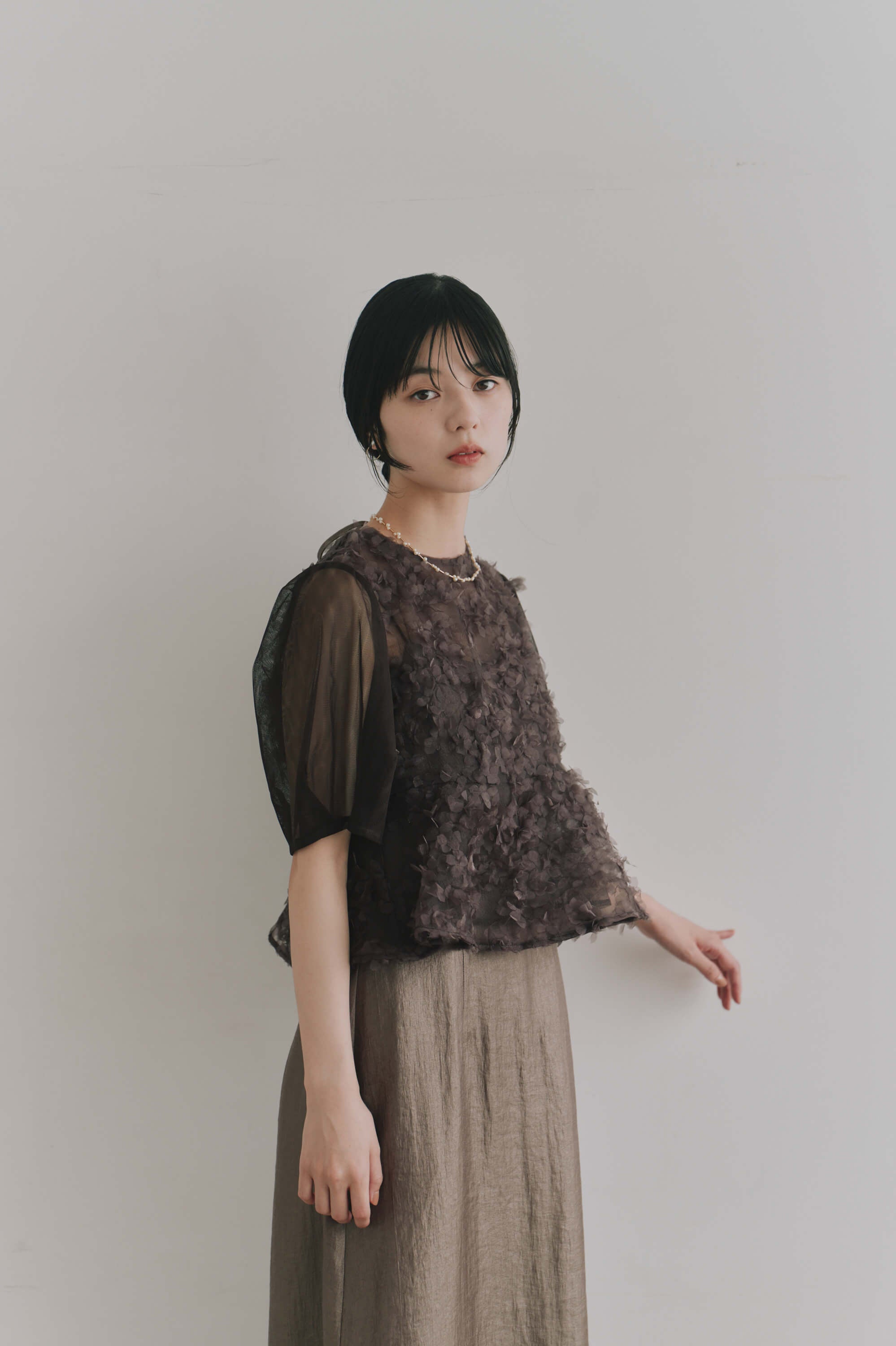kaene  フラワーペタルレイヤードドレス / 101224 結婚式用ゲストドレス brown | モデル身長162cm　着用サイズS(36)  ※サンプル着用