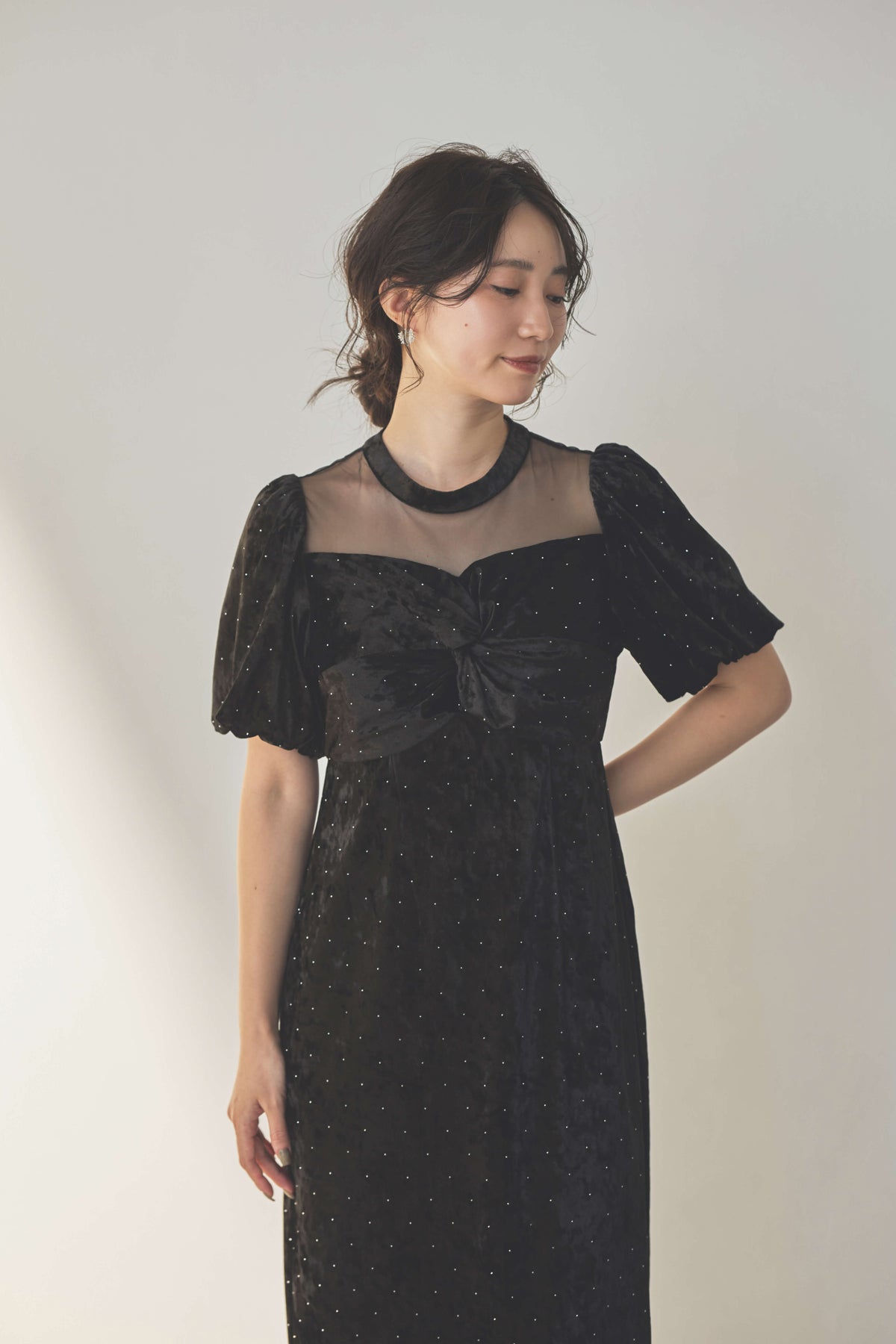 kaene  ラインストーンツイストベロアワンピース / 007020 結婚式用ゲストドレス black | モデル身長160cm　着用サイズM(38)