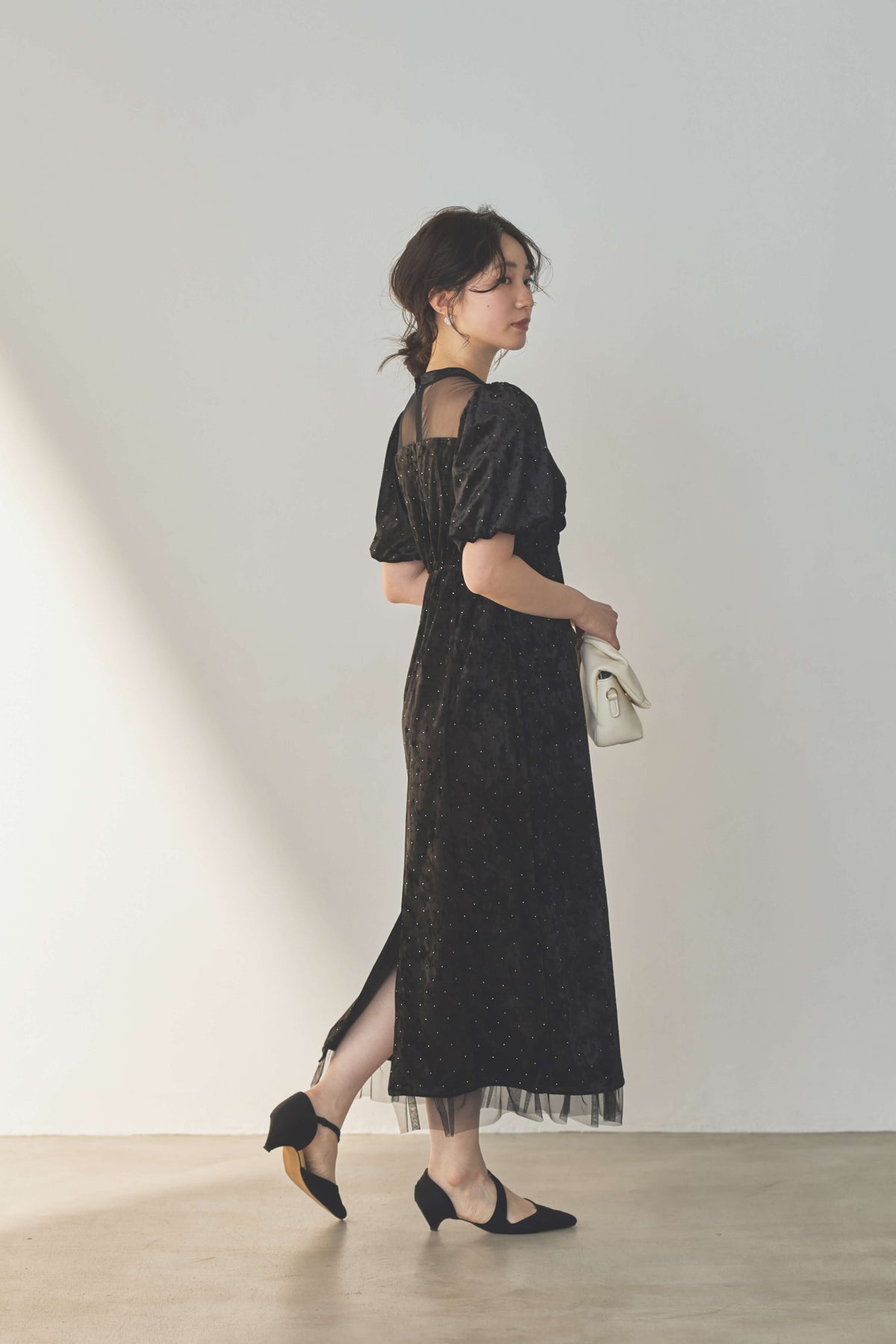 kaene  ラインストーンツイストベロアワンピース / 007020 結婚式用ゲストドレス black | モデル身長160cm　着用サイズM(38)
