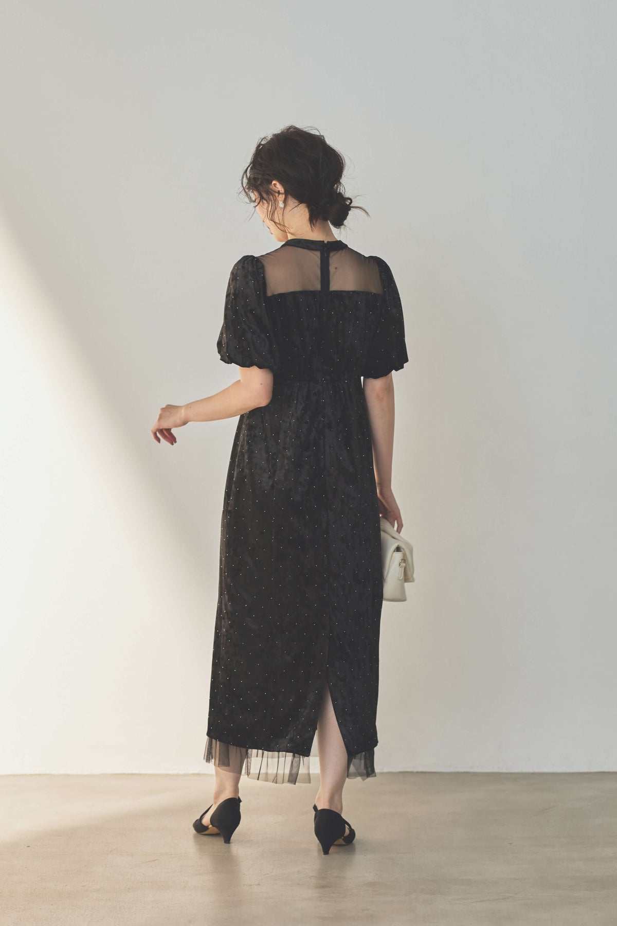 kaene  ラインストーンツイストベロアワンピース / 007020 結婚式用ゲストドレス black | モデル身長160cm　着用サイズM(38)