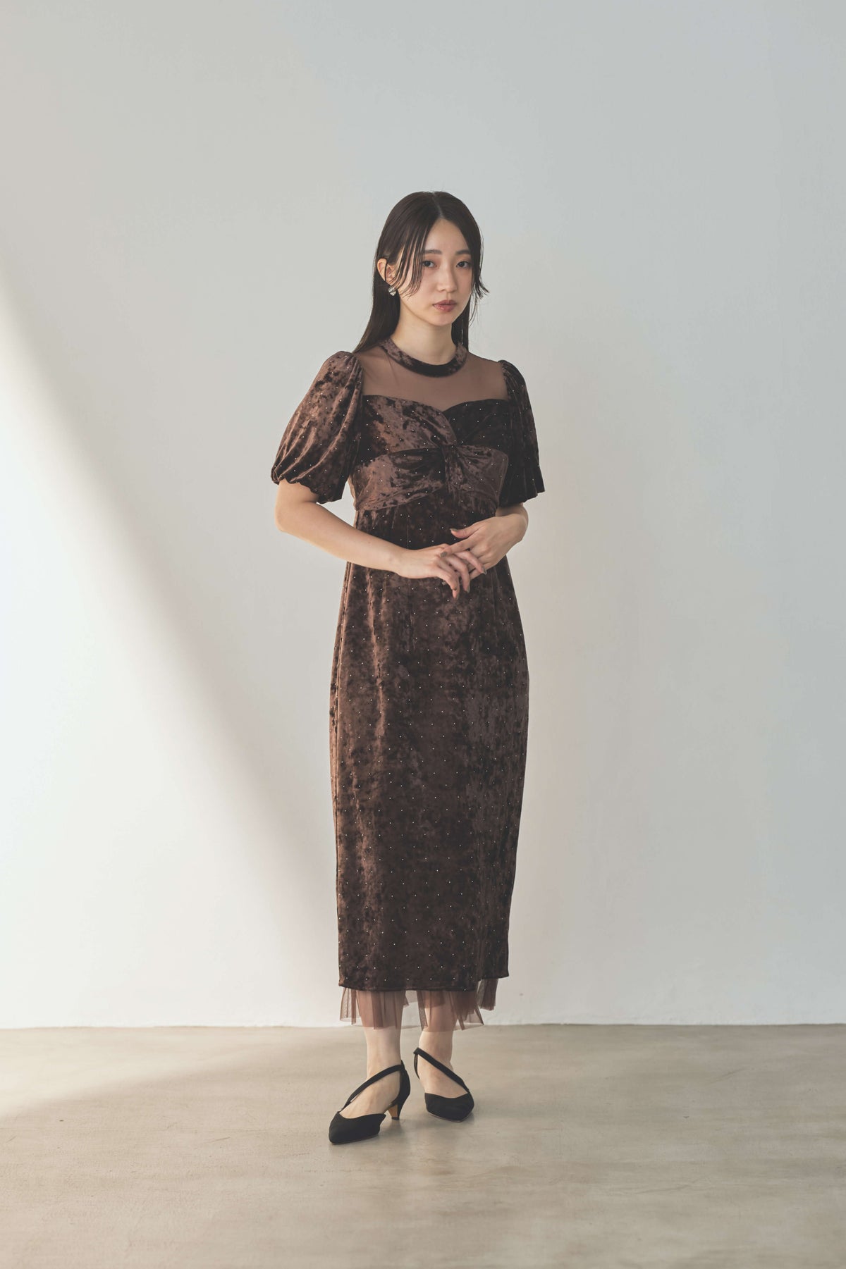kaene  ラインストーンツイストベロアワンピース / 007020 結婚式用ゲストドレス brown | モデル身長160cm　着用サイズM(38)