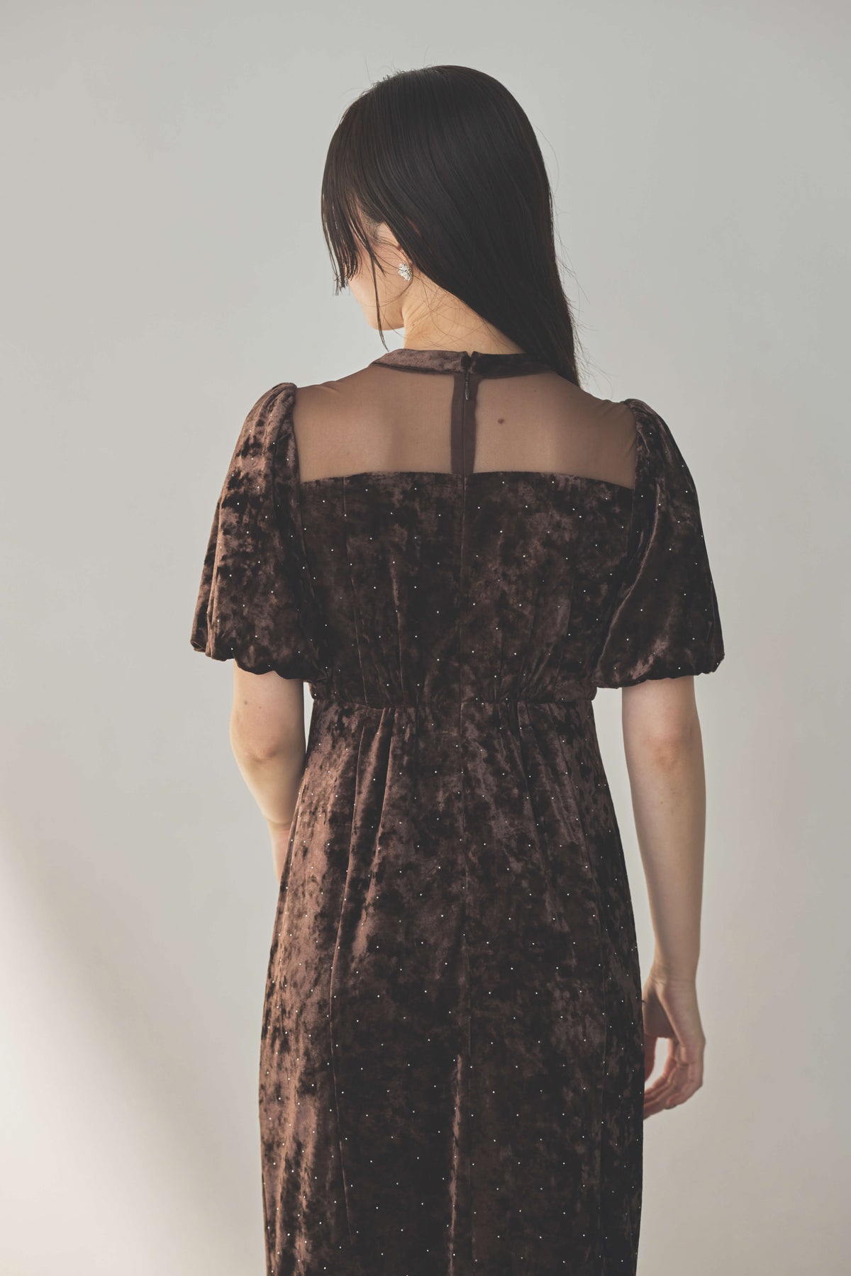 kaene  ラインストーンツイストベロアワンピース / 007020 結婚式用ゲストドレス brown | モデル身長160cm　着用サイズM(38)
