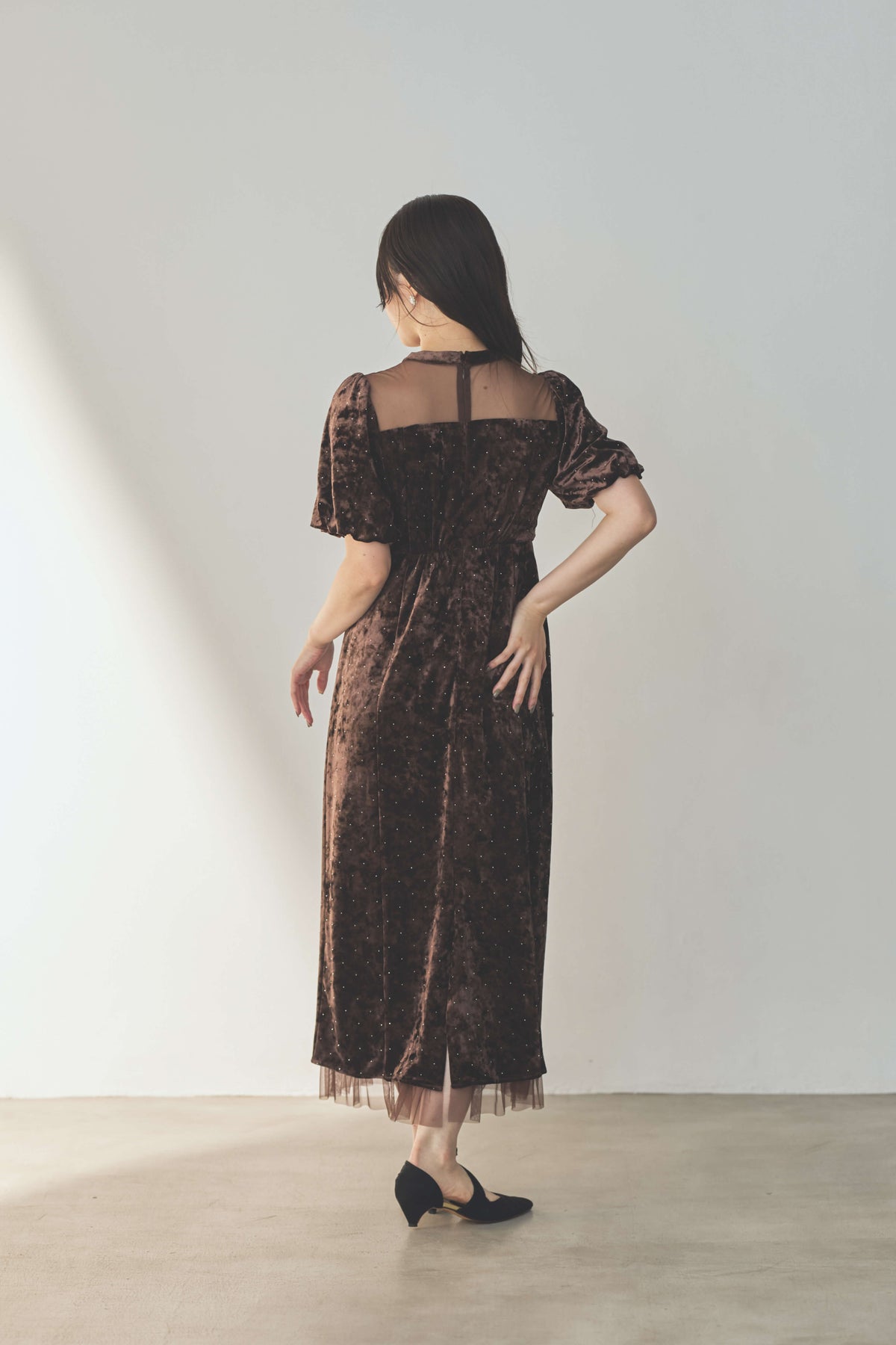 kaene  ラインストーンツイストベロアワンピース / 007020 結婚式用ゲストドレス brown | モデル身長160cm　着用サイズM(38)