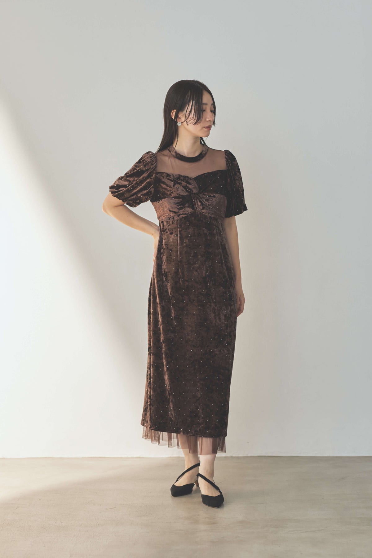 kaene  ラインストーンツイストベロアワンピース / 007020 結婚式用ゲストドレス brown | モデル身長160cm　着用サイズM(38)