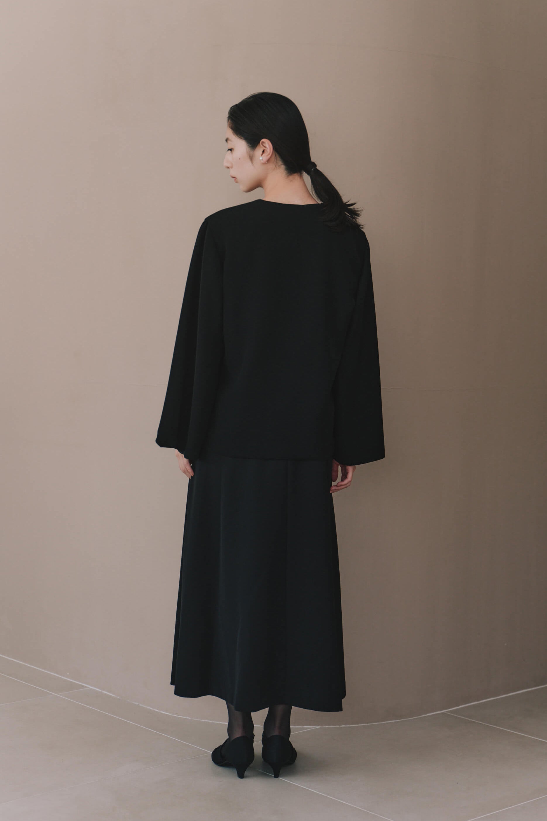 kaene  ケープシルエットフレアジャケット / 005371 喪服 ブラックフォーマル ジャケット | モデル身長162cm　着用サイズL(40) ※シフォン合わせロングワンピース / 100647着用