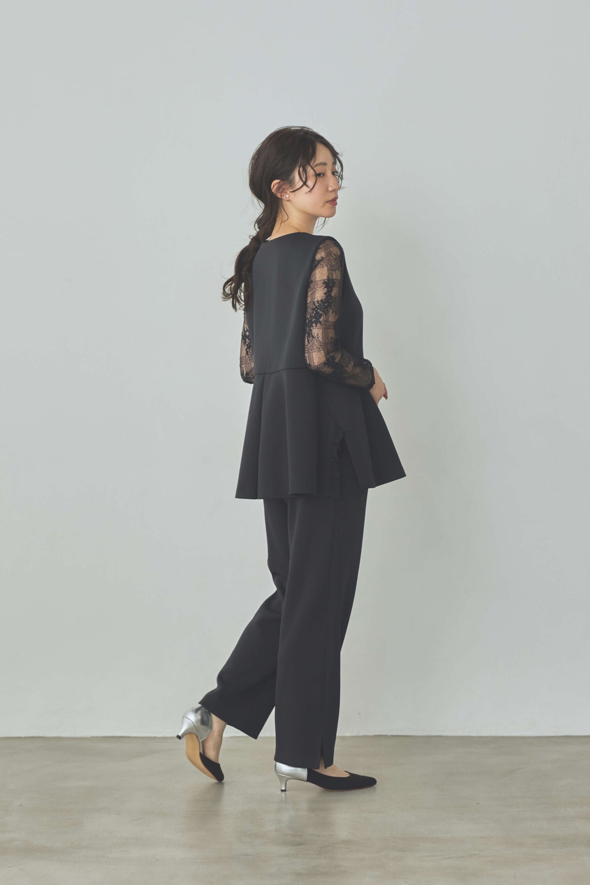kaene  フリルデザインセットアップ / 002146 ジレ パンツ セットアップ navy | モデル身長160cm　着用サイズM(38)  ※デザインレースブラウス / 010500着用
