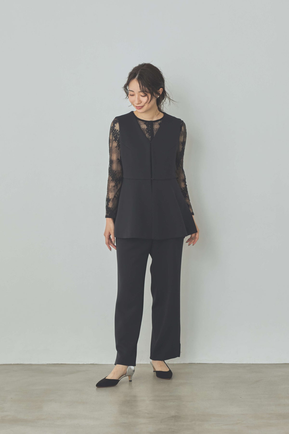 kaene  フリルデザインセットアップ / 002146 ジレ パンツ セットアップ navy | モデル身長160cm　着用サイズM(38)  ※デザインレースブラウス / 010500着用
