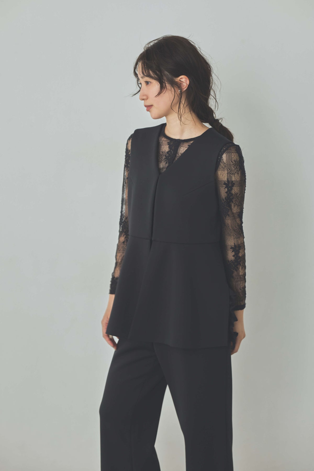 kaene  フリルデザインセットアップ / 002146 ジレ パンツ セットアップ navy | モデル身長160cm　着用サイズM(38)  ※デザインレースブラウス / 010500着用