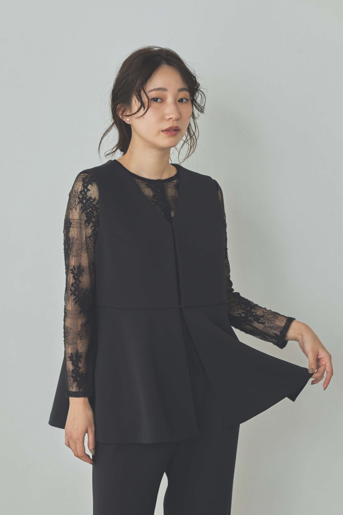kaene  フリルデザインセットアップ / 002146 ジレ パンツ セットアップ navy | モデル身長160cm　着用サイズM(38)  ※デザインレースブラウス / 010500着用