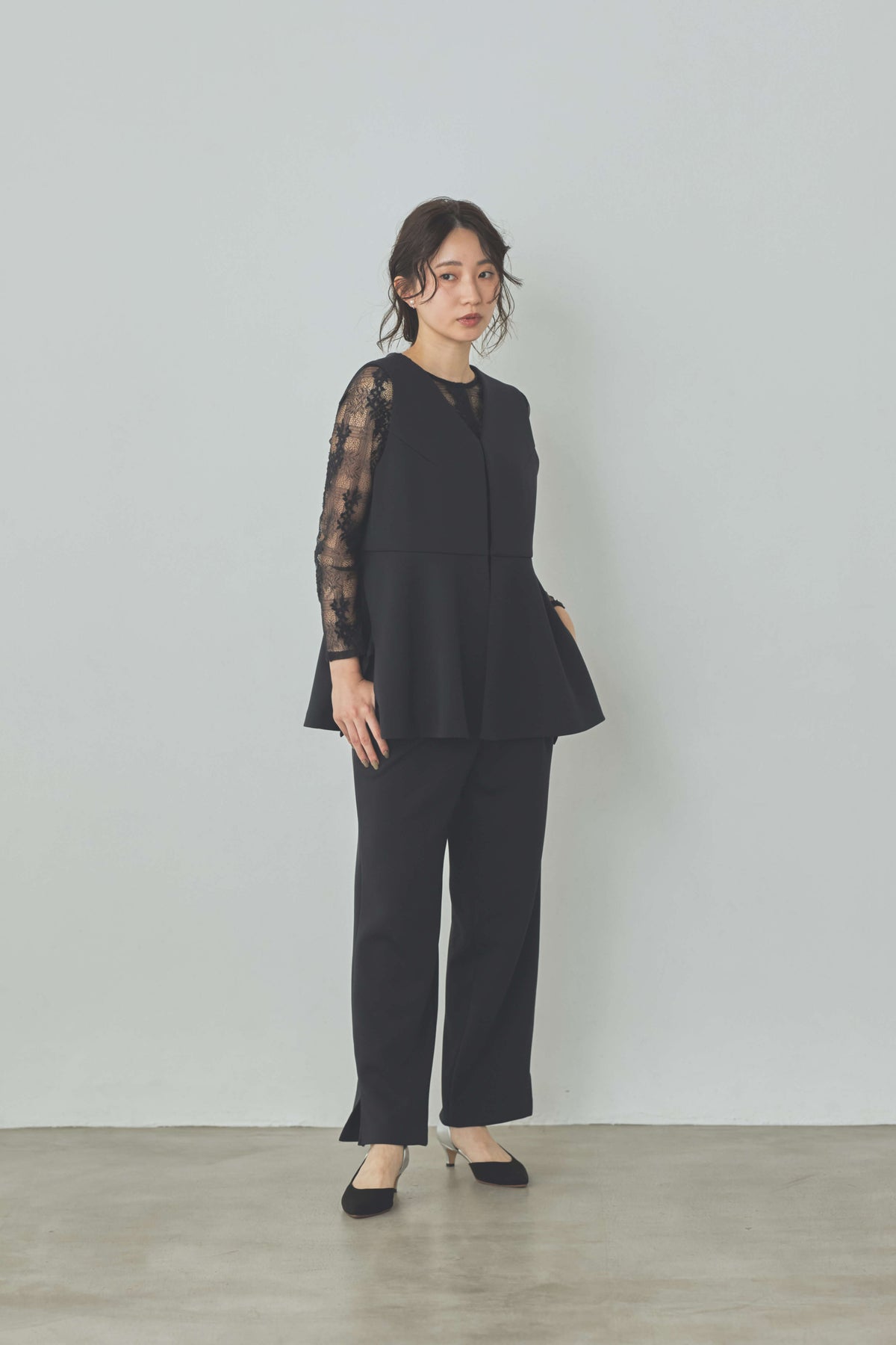 kaene  フリルデザインセットアップ / 002146 ジレ パンツ セットアップ navy | モデル身長160cm　着用サイズM(38)  ※デザインレースブラウス / 010500着用