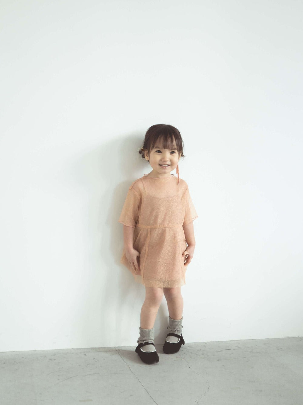 kaene (KIDS) ラメチュールメロウワンピース / 700009 |モデル83cm 10kg (2歳11ヶ月）着用サイズS